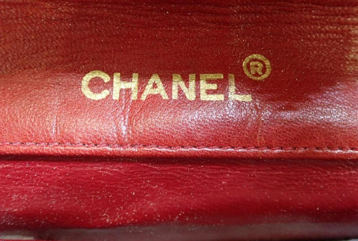 Chanel CC Crossbody Bag aus gestepptem rotem Leder, goldfarbenen Beschlägen, einem ineinandergreifenden CC-Logo oben auf der Klappe, einem langen Schulterriemen aus verschlungenen Ketten und Leder, rotem Lederfutter, einem Steckfach innen und einem