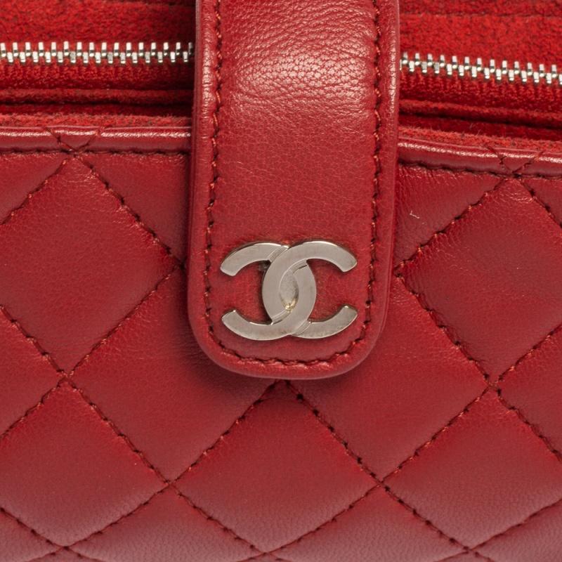 Chanel Red Quilted Leather CC Phone Pouch In Good Condition In Dubai, Al Qouz 2