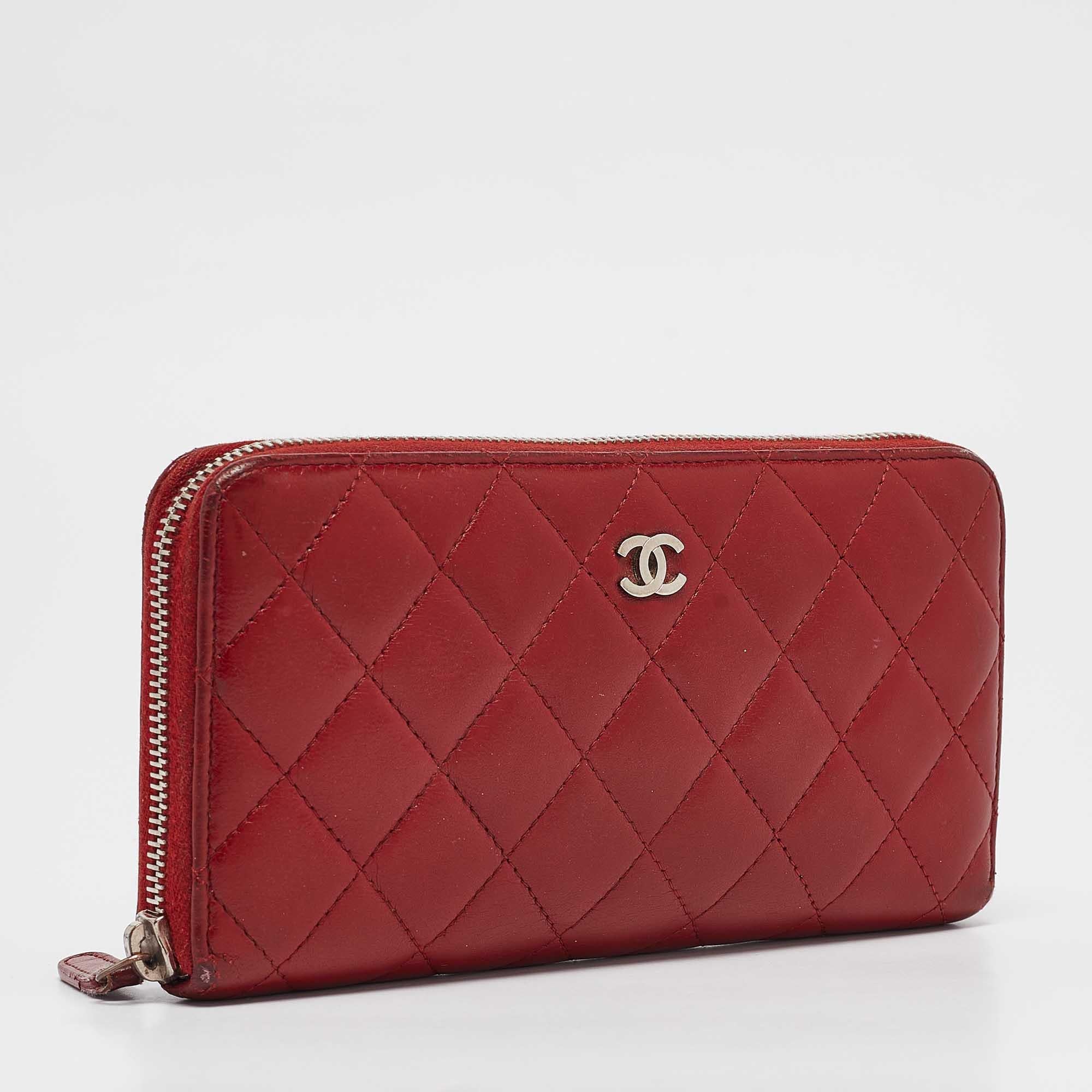 This designer wallet is an immaculate balance of sophistication and rational utility. It has been designed using prime quality materials and elevated by a sleek finish. The creation is equipped with ample space for your monetary essentials.