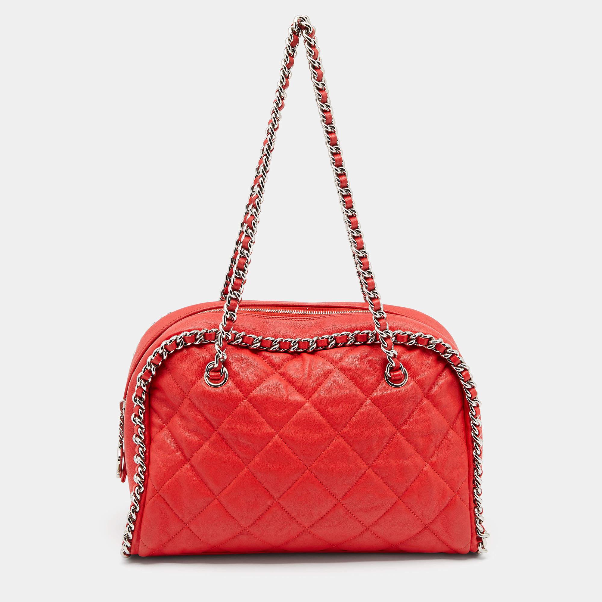 This shoulder bag from Chanel is perfect for your fashion arsenal, bringing along the iconic quilt pattern, the CC logo as the zipper pull, and woven chains outlining the bag and also forming the handles. It is finely crafted from leather and