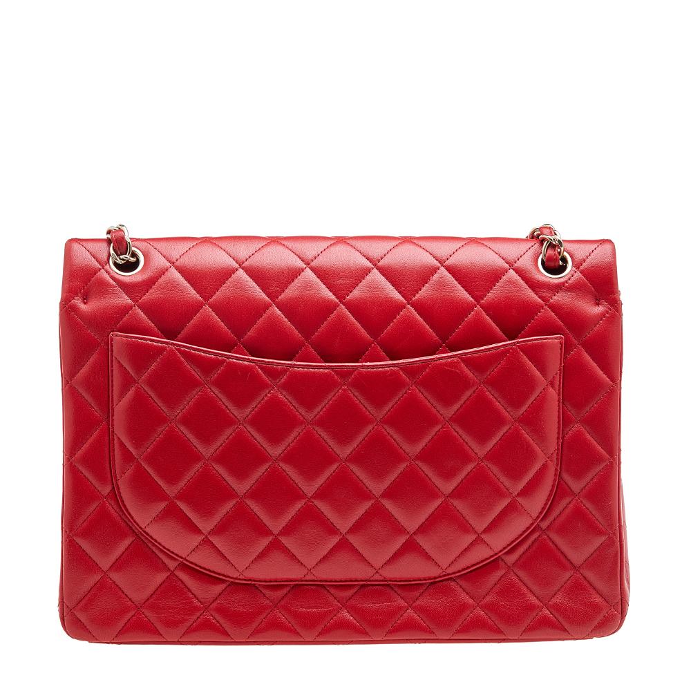 Chanel knows best how to craft high-value, upscale pieces that gain popularity in no time. Since its creation, the Classic Maxi Double Flap bag has emerged as an ultra-luxurious, modern commodity. Designed using red quilted leather, with a petite