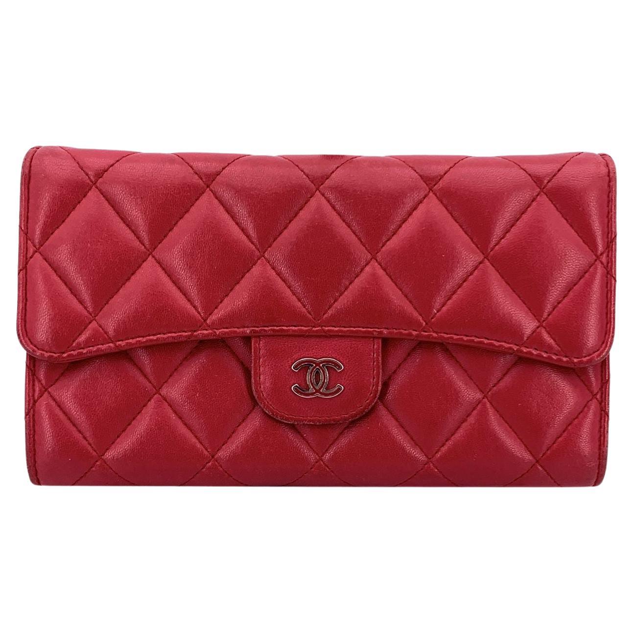 Portafoglio Chanel Classic Leather trapuntato rosso con patta senza tempo in vendita