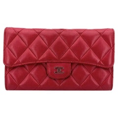 Portafoglio Chanel Classic Leather trapuntato rosso con patta senza tempo