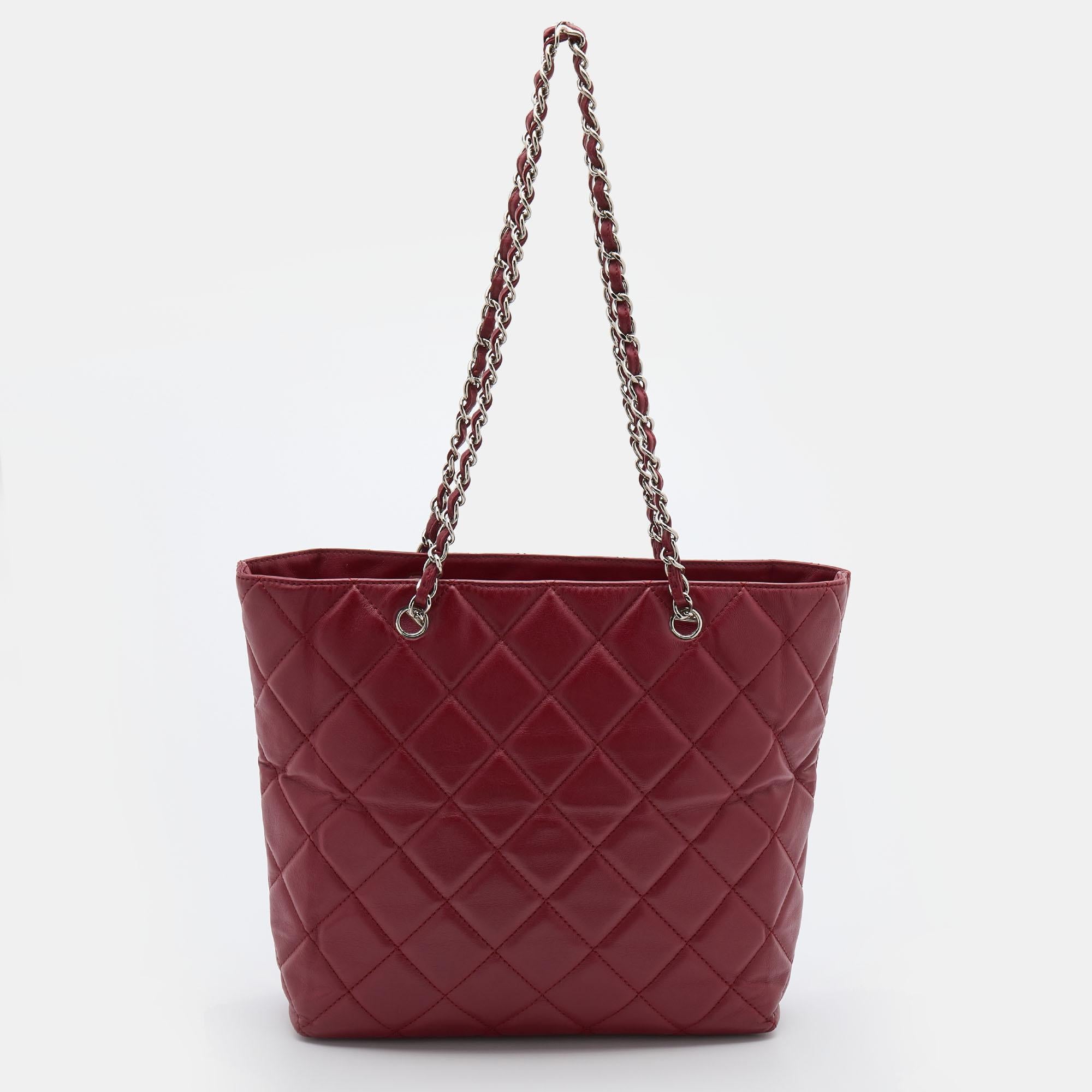 Carry this bag in style and experience complete luxury and practicality. It is created using quality material and features a stunning style, a shoulder strap, and a roomy interior.

Includes: Original Dustbag, Info Booklet, Original Dust Cloth

