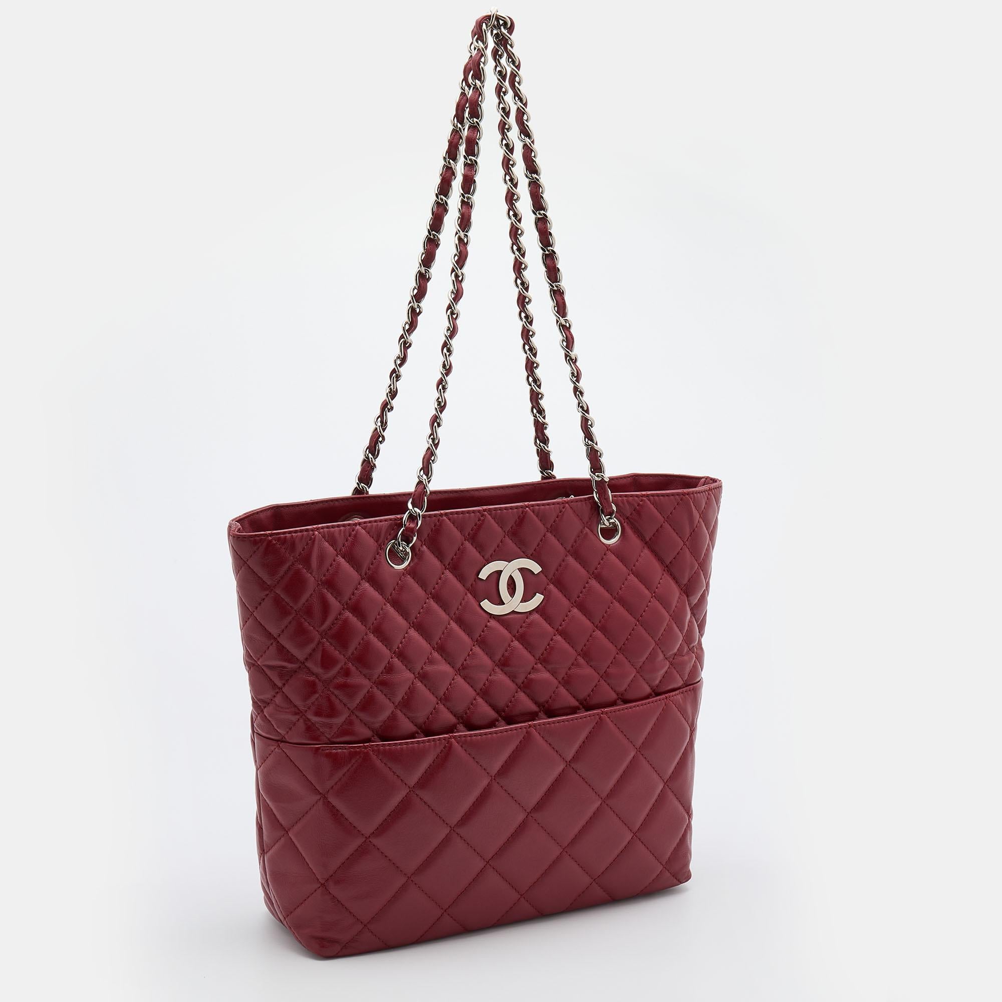 Chanel Red Quilted Leather In-The-Business North South Bag In Good Condition In Dubai, Al Qouz 2