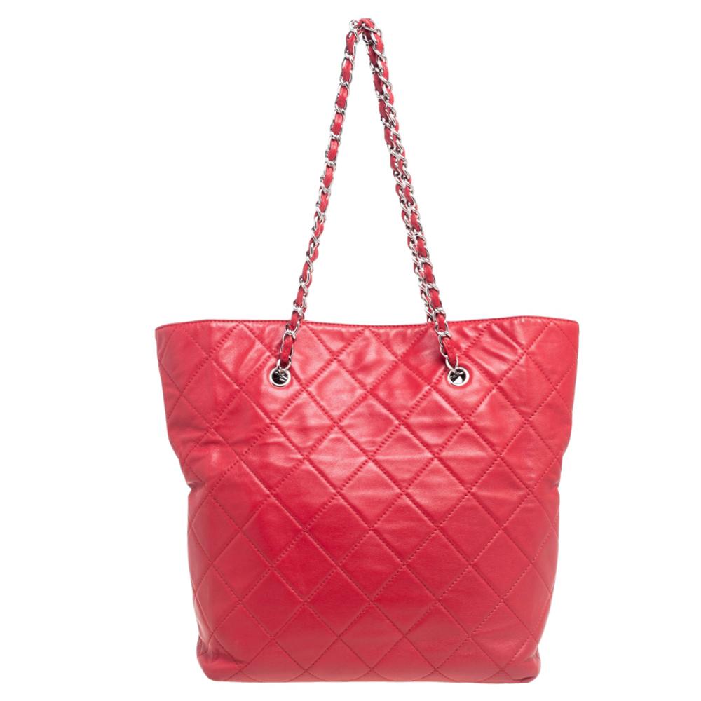 This In The Business North-South tote from the house of Chanel is expertly crafted in a quilted leather body. It opens to a spacious fabric-lined interior that can hold all your everyday essentials. It comes with an exterior slip pocket that helps