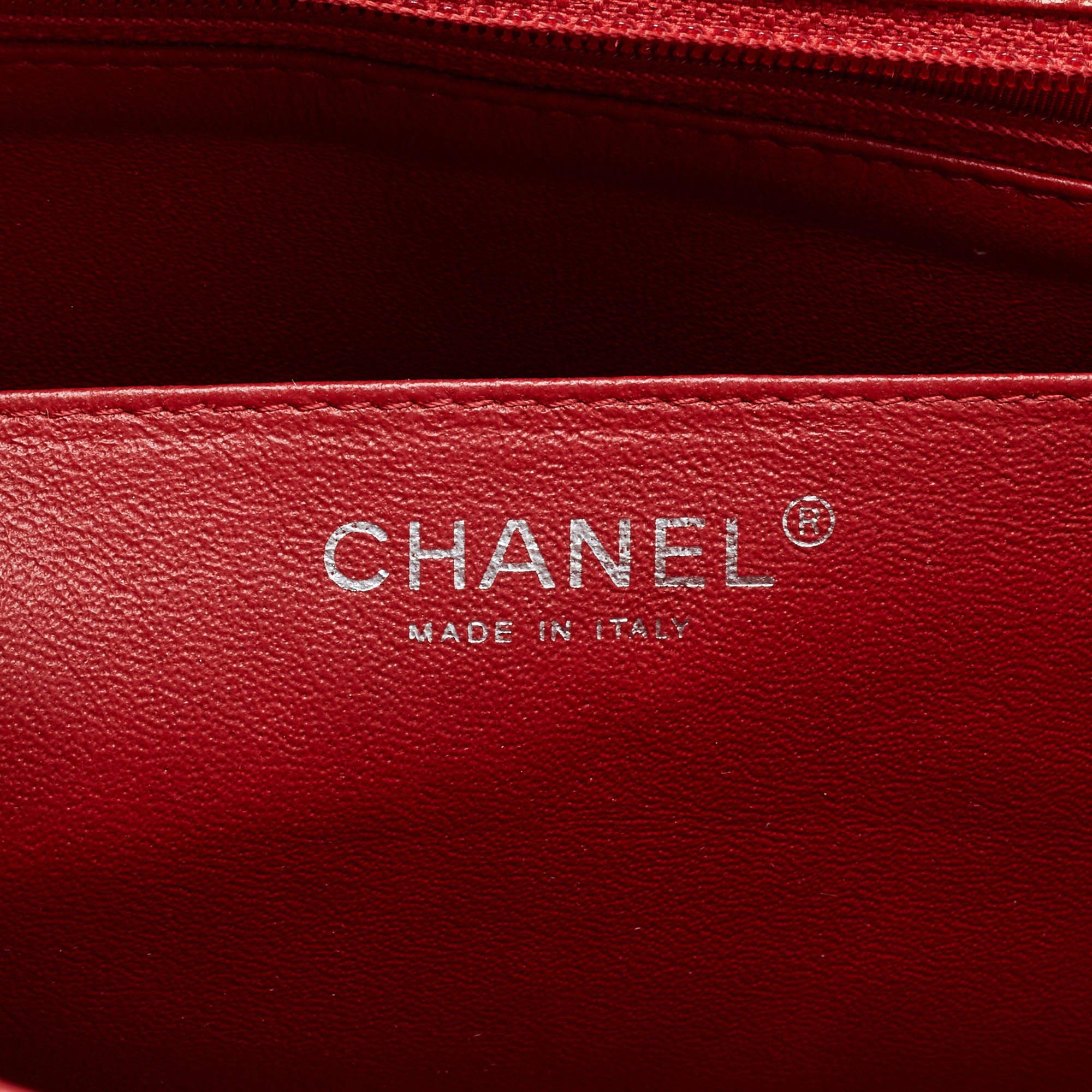 Chanel Rote gesteppte Jumbo Classic Double Flap Tasche aus Leder im Angebot 9