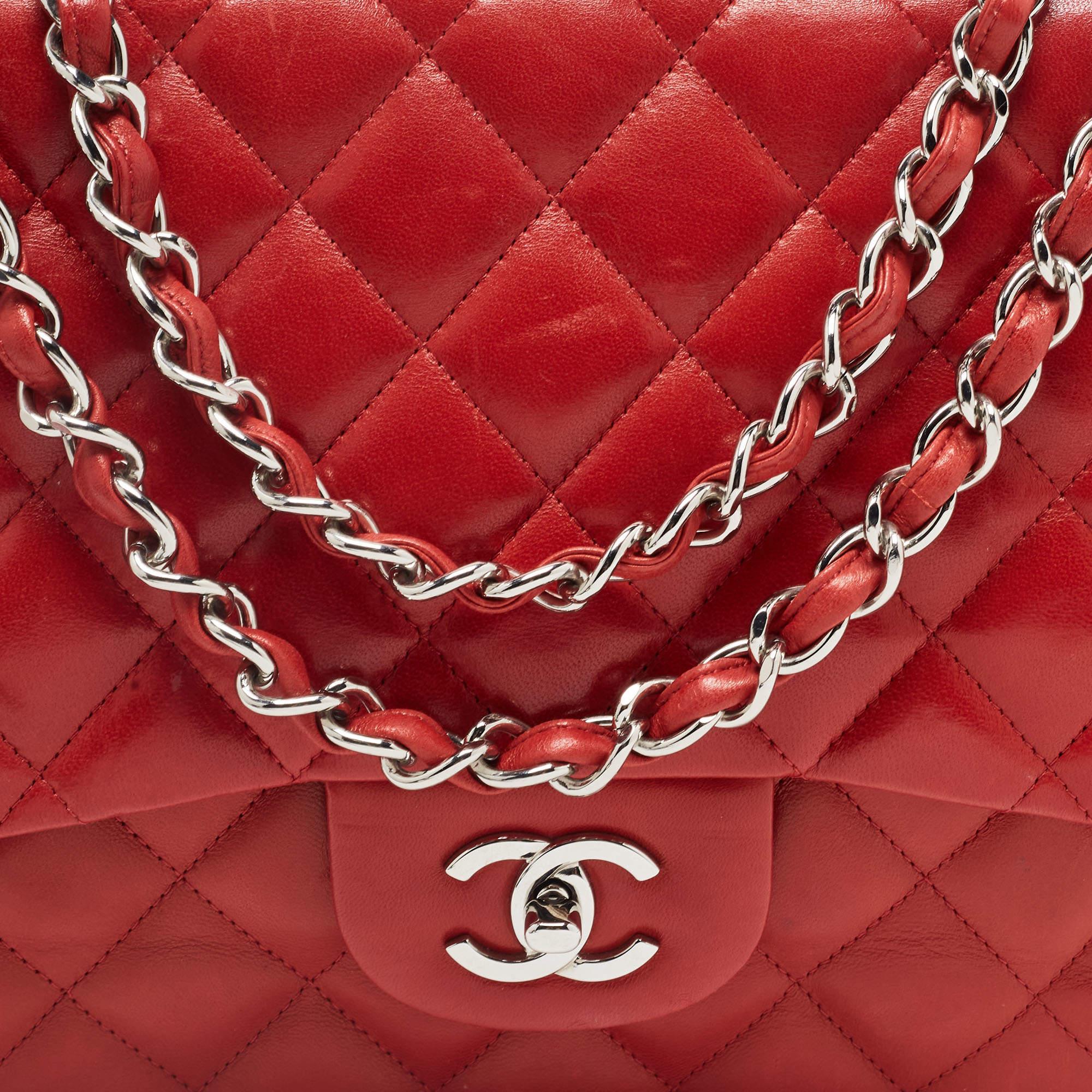 Chanel Rote gesteppte Jumbo Classic Double Flap Tasche aus Leder im Zustand „Gut“ im Angebot in Dubai, Al Qouz 2