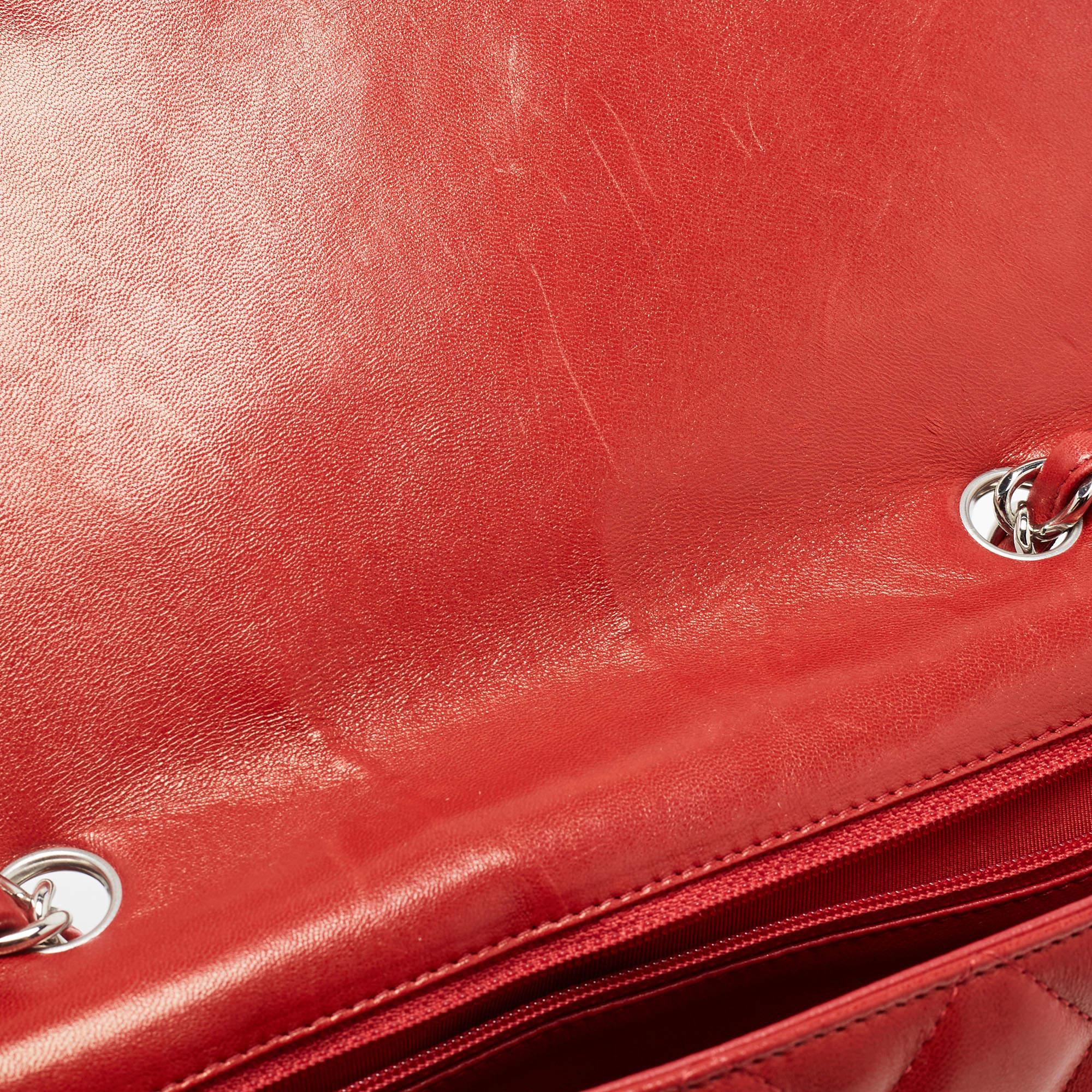 Chanel Rote gesteppte Jumbo Classic Double Flap Tasche aus Leder Damen im Angebot