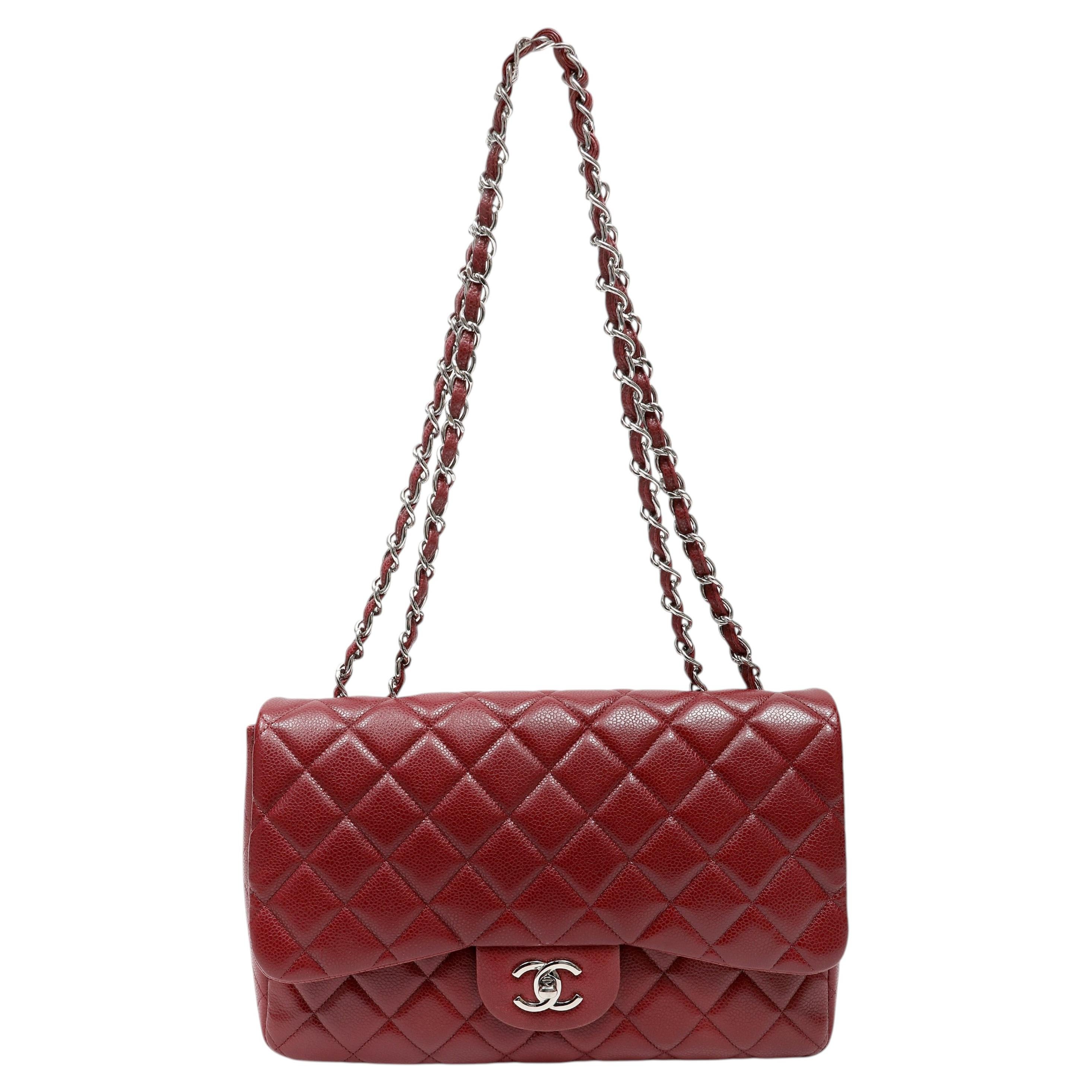 Chanel Rote gesteppte Jumbo-Klappentasche aus Leder mit Goldbeschlägen