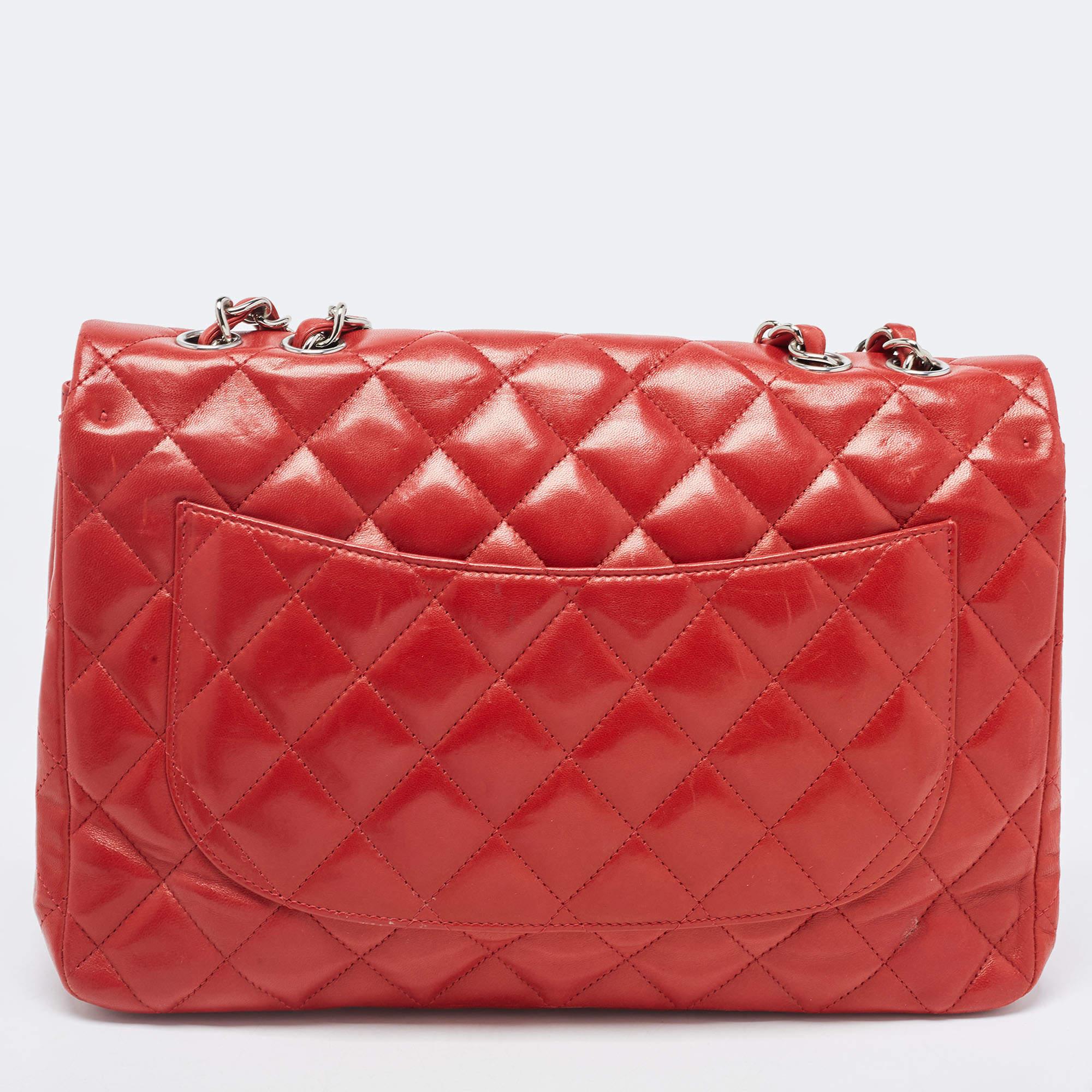 Reimagined season after season, the classic designs from Chanel manages to retain their classic glamour and noteworthy silhouettes. From one of the most celebrated collections, this Double Flap bag is enriched with functional elements. The bag can