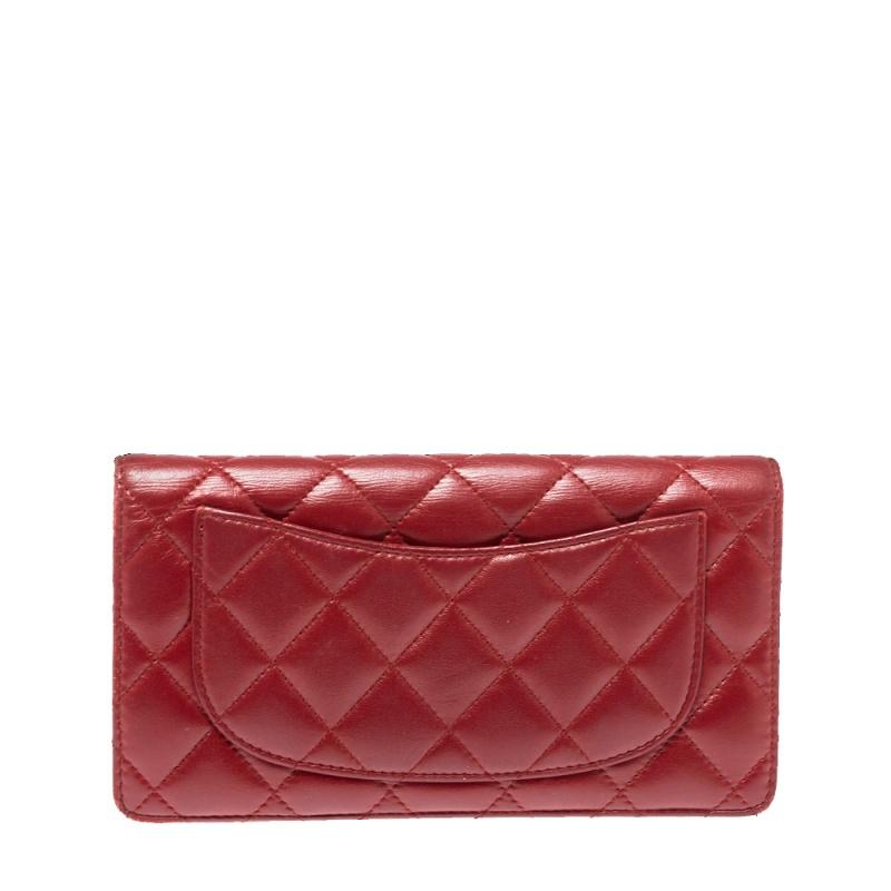 We are in utter awe of this continental wallet from Chanel as it is appealing in a surreal way. Exquisitely crafted from leather in the quilt design, it bears the signature label on the leather and fabric interior and the iconic CC logo on the flap.