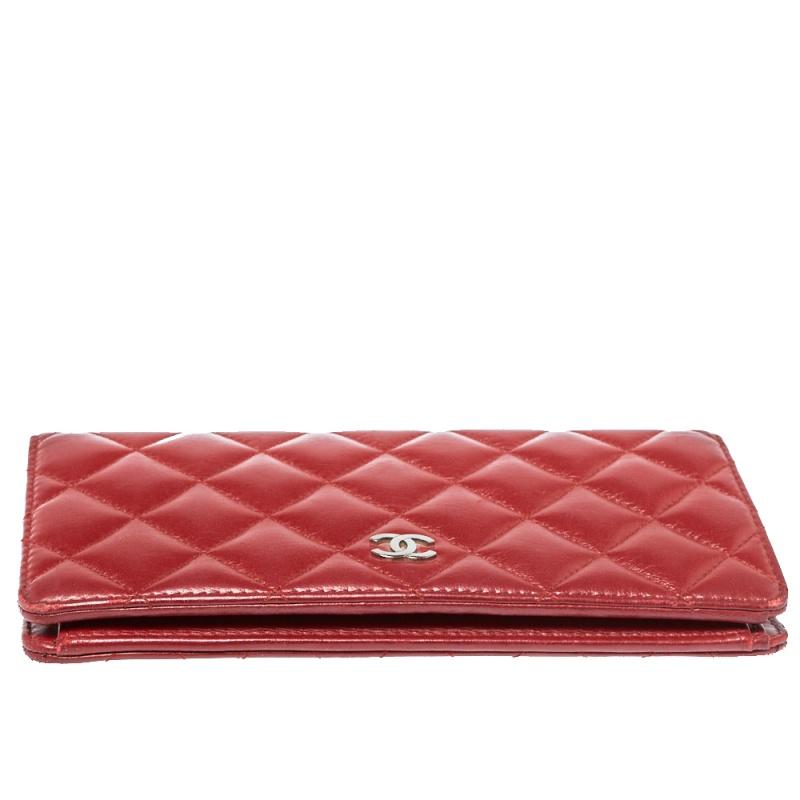Chanel Red Quilted Leather L Yen Continental Wallet In Good Condition In Dubai, Al Qouz 2