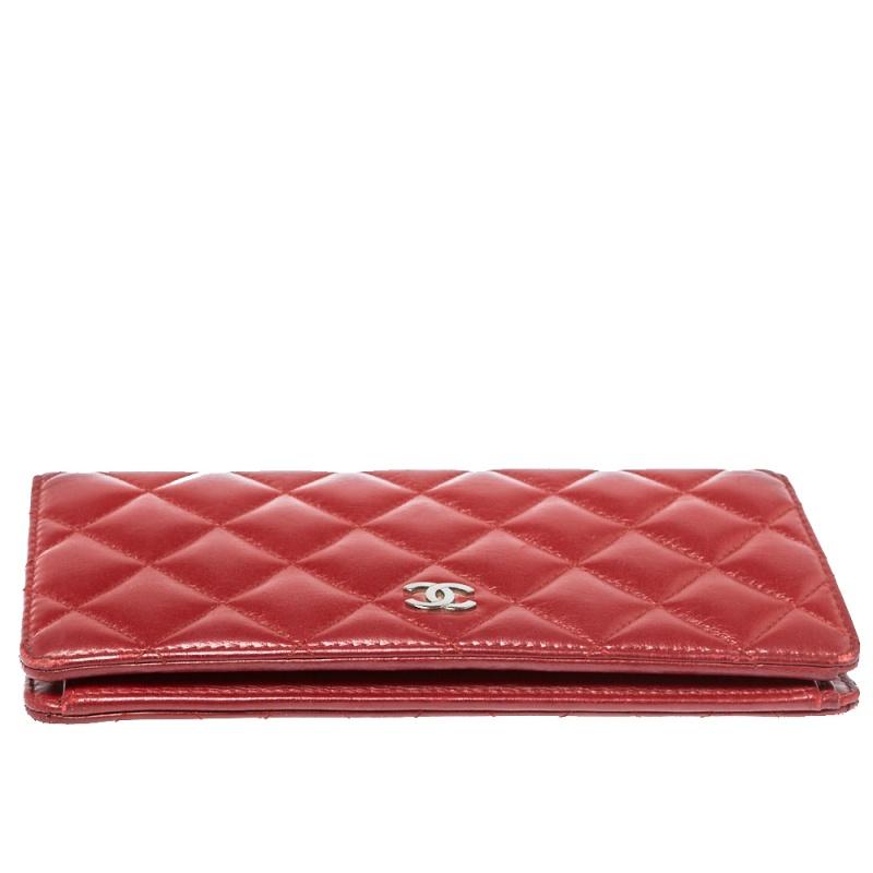 Chanel Rotes gestepptes Leder L Yen Continental Geldbörse Damen