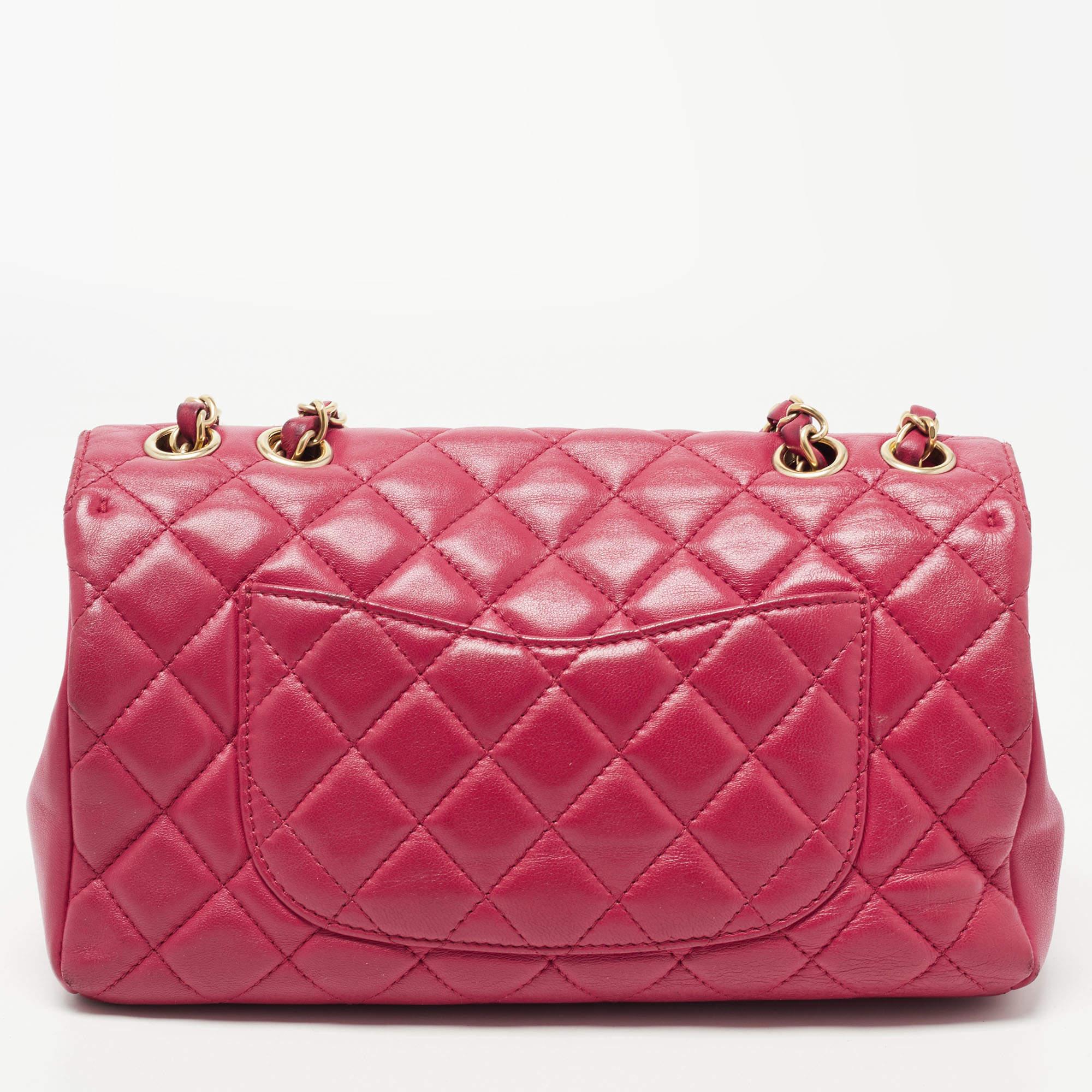 Every creation of Chanel maintains the legacy of the brand with its brilliant craftsmanship and artistic designs. This Mademoiselle Chic bag in red comes exquisitely created from leather and embodies an alluring appeal.

