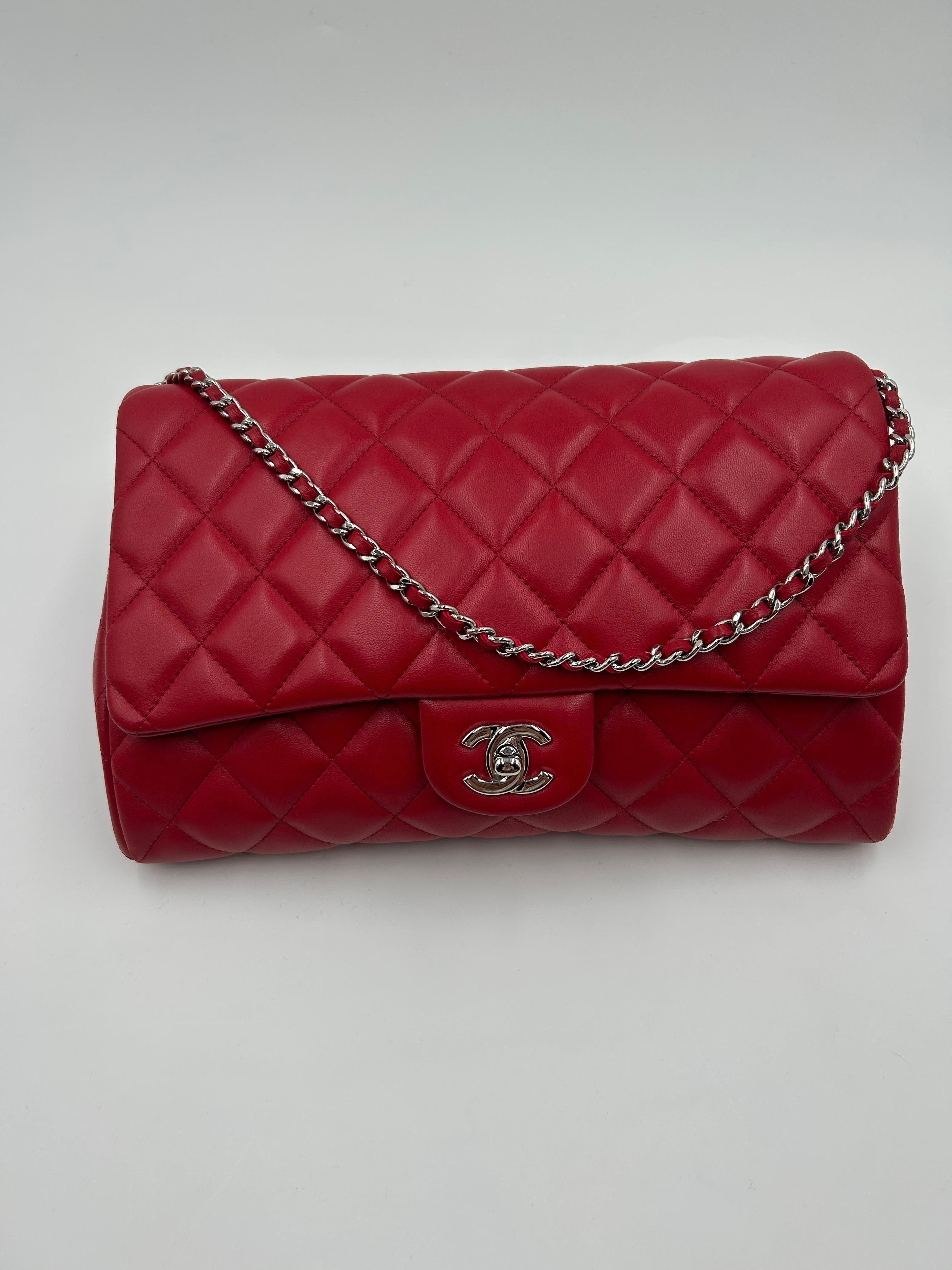 Chanel Red Quilted Leather New Clutch Bag 2013. 
Sie ist aus rotem, gestepptem Lammleder gefertigt, das ihr ein luxuriöses und dennoch strapazierfähiges Finish verleiht. Die Vorderklappe ist mit dem klassischen, ineinandergreifenden CC-Logo aus