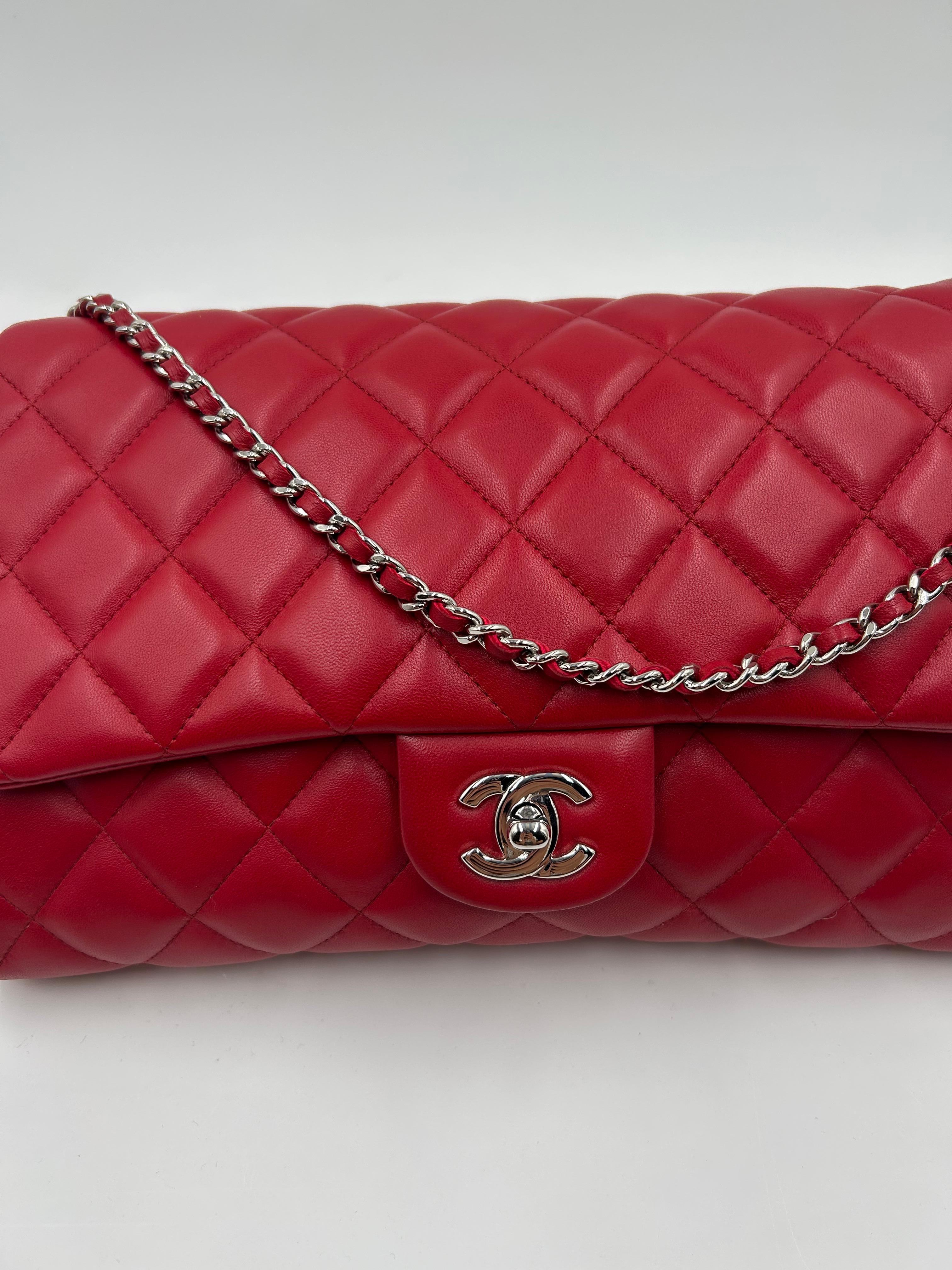 Chanel Rotes gestepptes Leder Neue Clutch Tasche 2013 im Zustand „Gut“ im Angebot in Palm Beach, FL