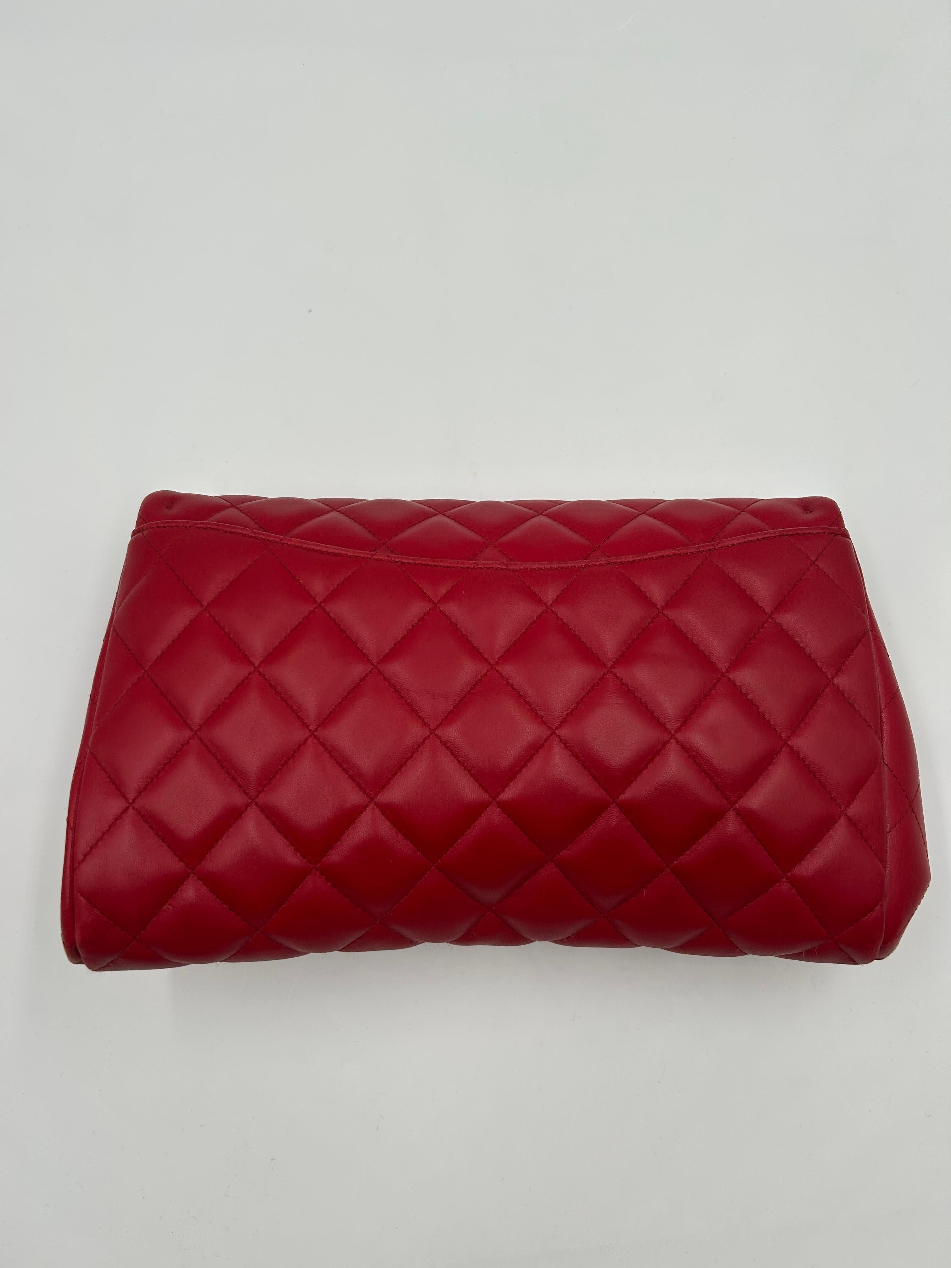 Chanel Rotes gestepptes Leder Neue Clutch Tasche 2013 für Damen oder Herren im Angebot