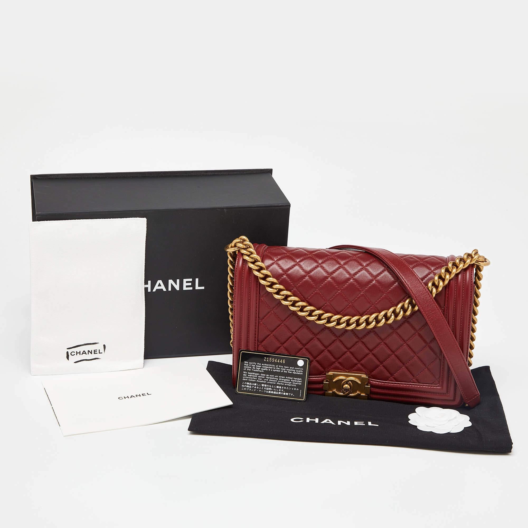 Chanel Rote gesteppte Leder-Umhängetasche für Jungen, neu Medium im Angebot 7