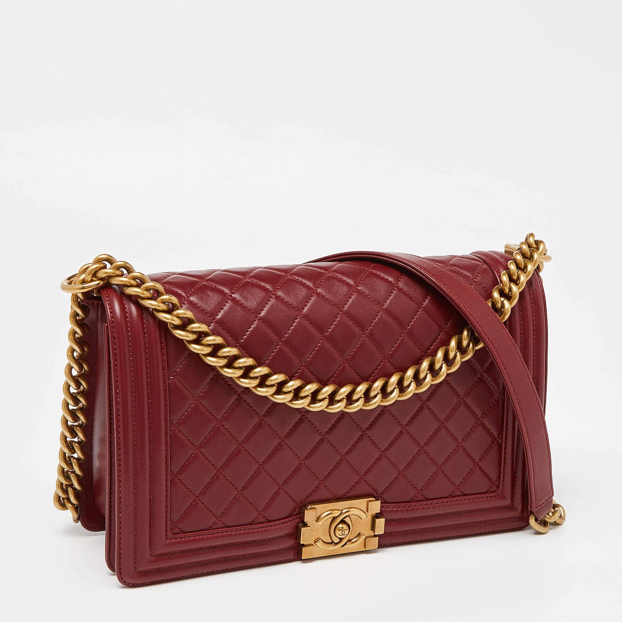 Diese stilvolle Boy Flap Bag von Chanel ist aus rotem Leder gefertigt. Sie lässt sich öffnen und bietet einen geräumigen Innenraum, in dem die wichtigsten Dinge des Alltags Platz finden. Die Tasche ist mit goldfarbenen Beschlägen versehen.


