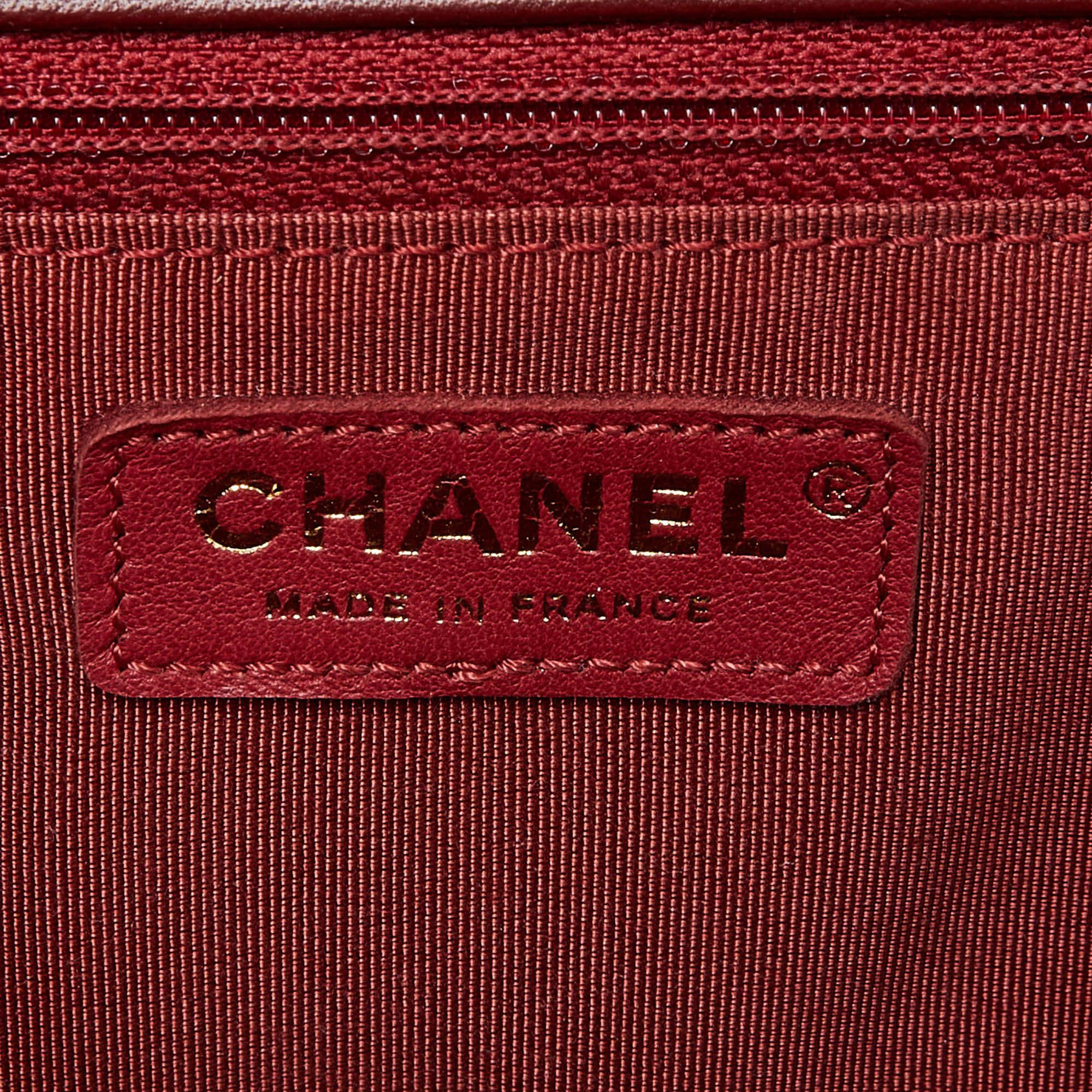 Chanel Rote gesteppte Leder-Umhängetasche für Jungen, neu Medium im Angebot 1