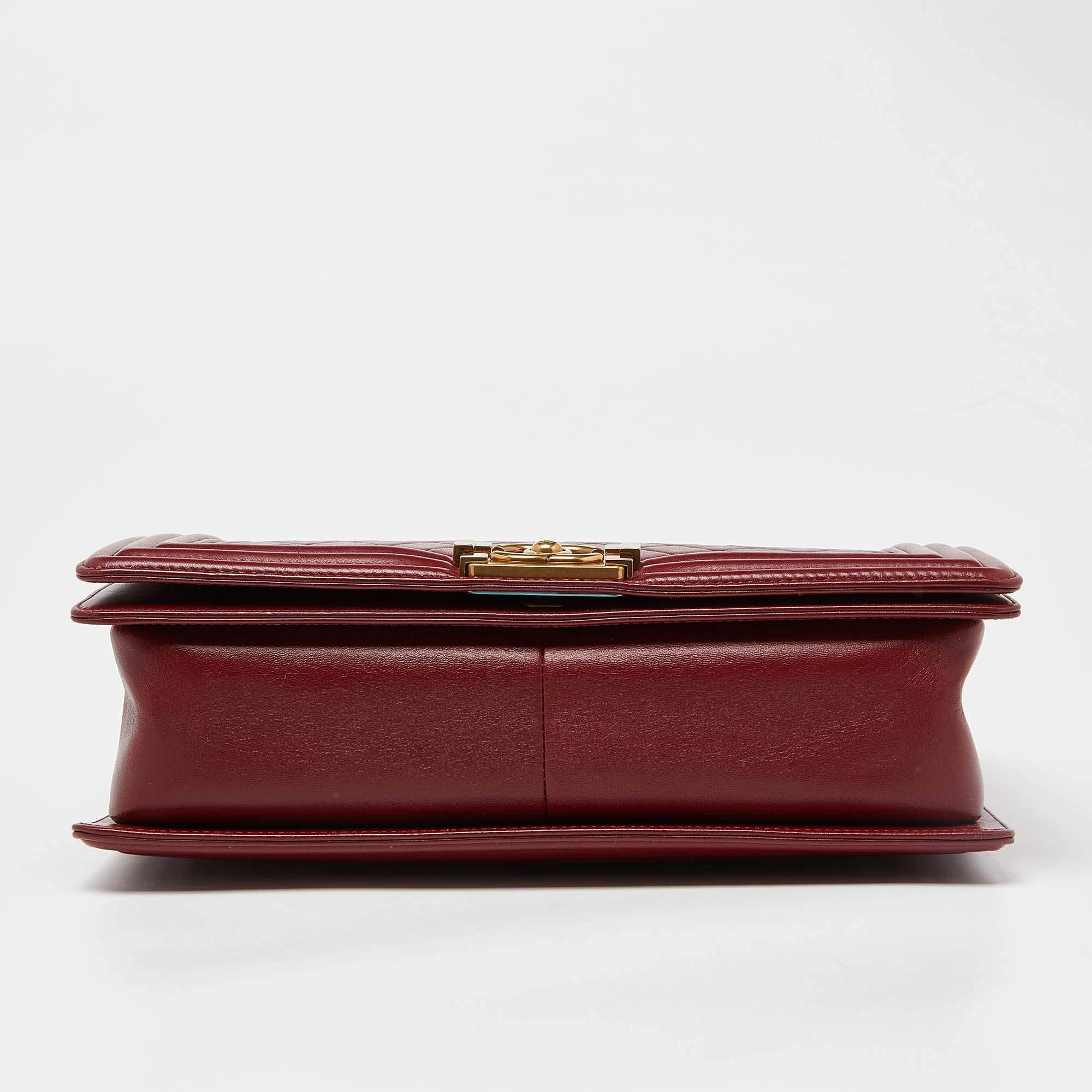 Chanel Rote gesteppte Leder-Umhängetasche für Jungen, neu Medium im Angebot 5
