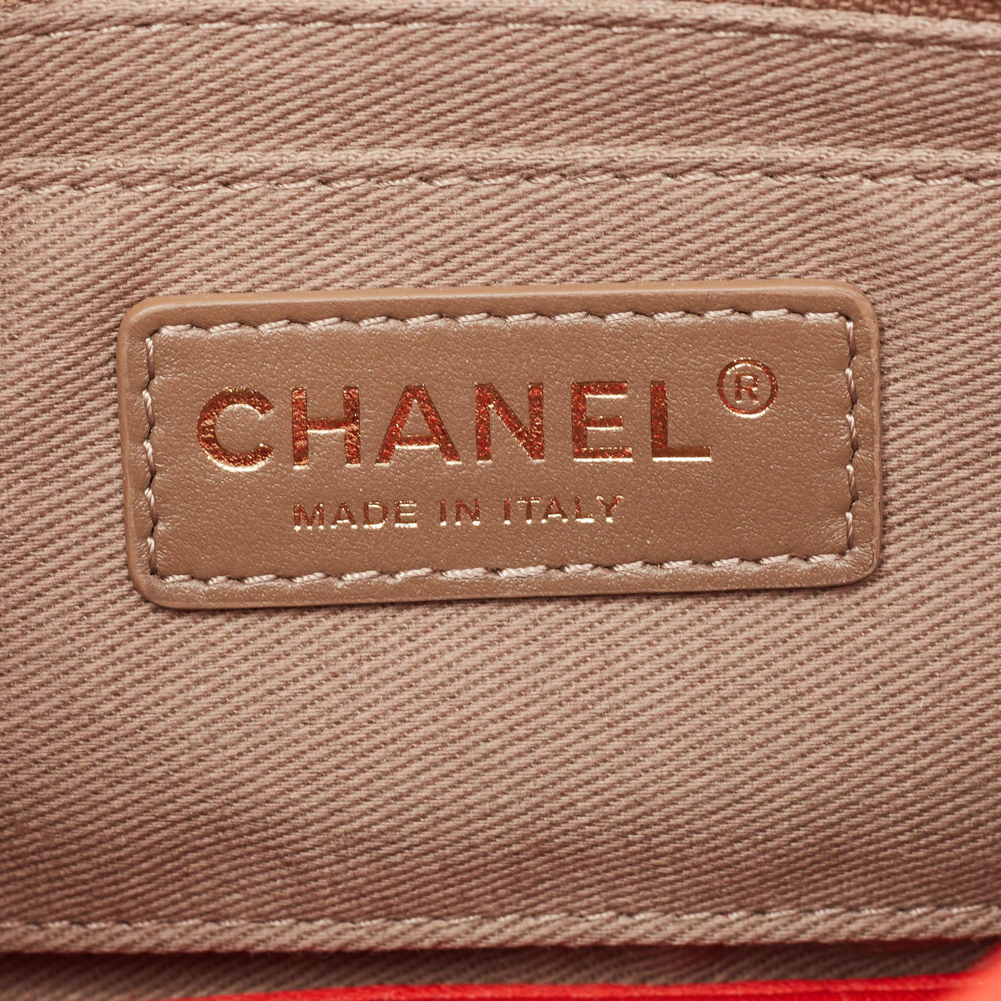 Chanel Rote gesteppte Ledertasche mit dreifacher Klappe im Angebot 3