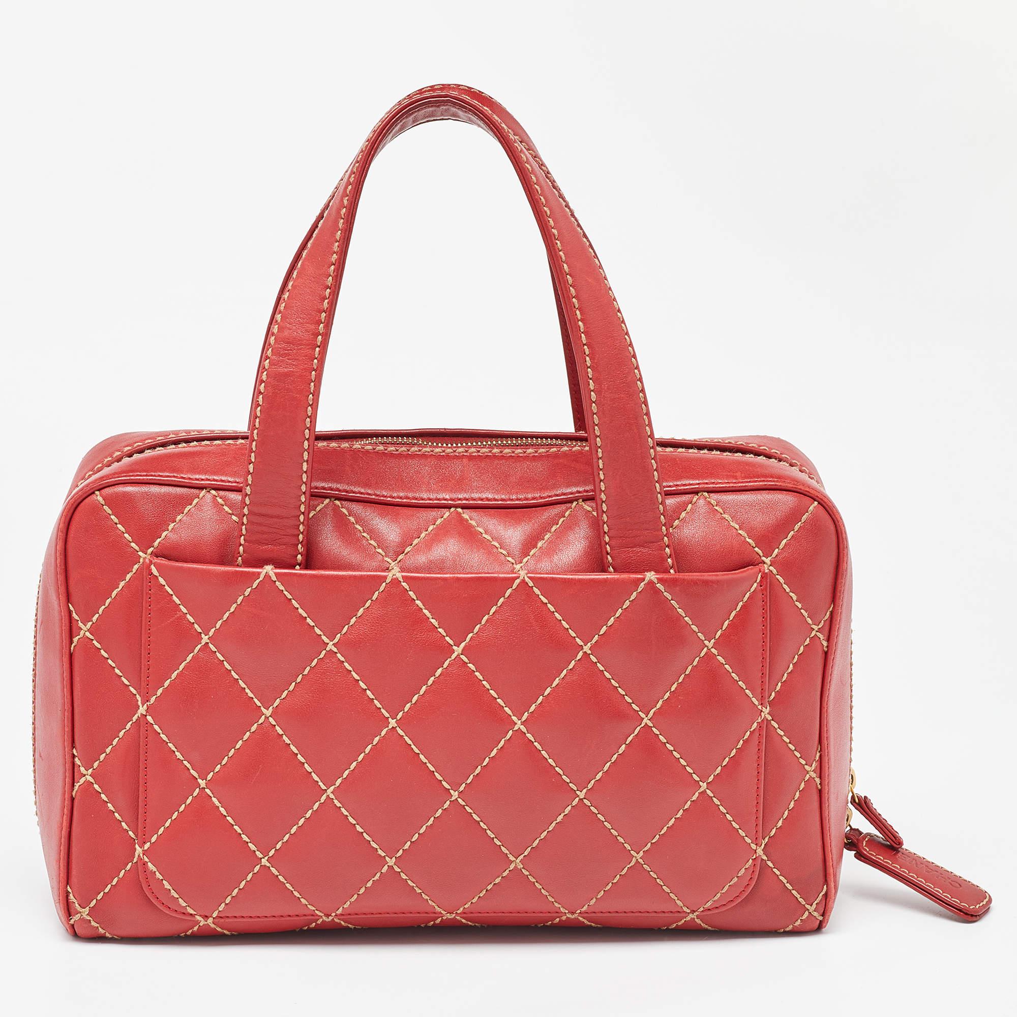 Functional and stylish, this designer label's collections capture the effortless, elegant finesse of the modern woman. Crafted from quality materials, this chic bag is easy to carry and can fit in your daily essentials effortlessly.

