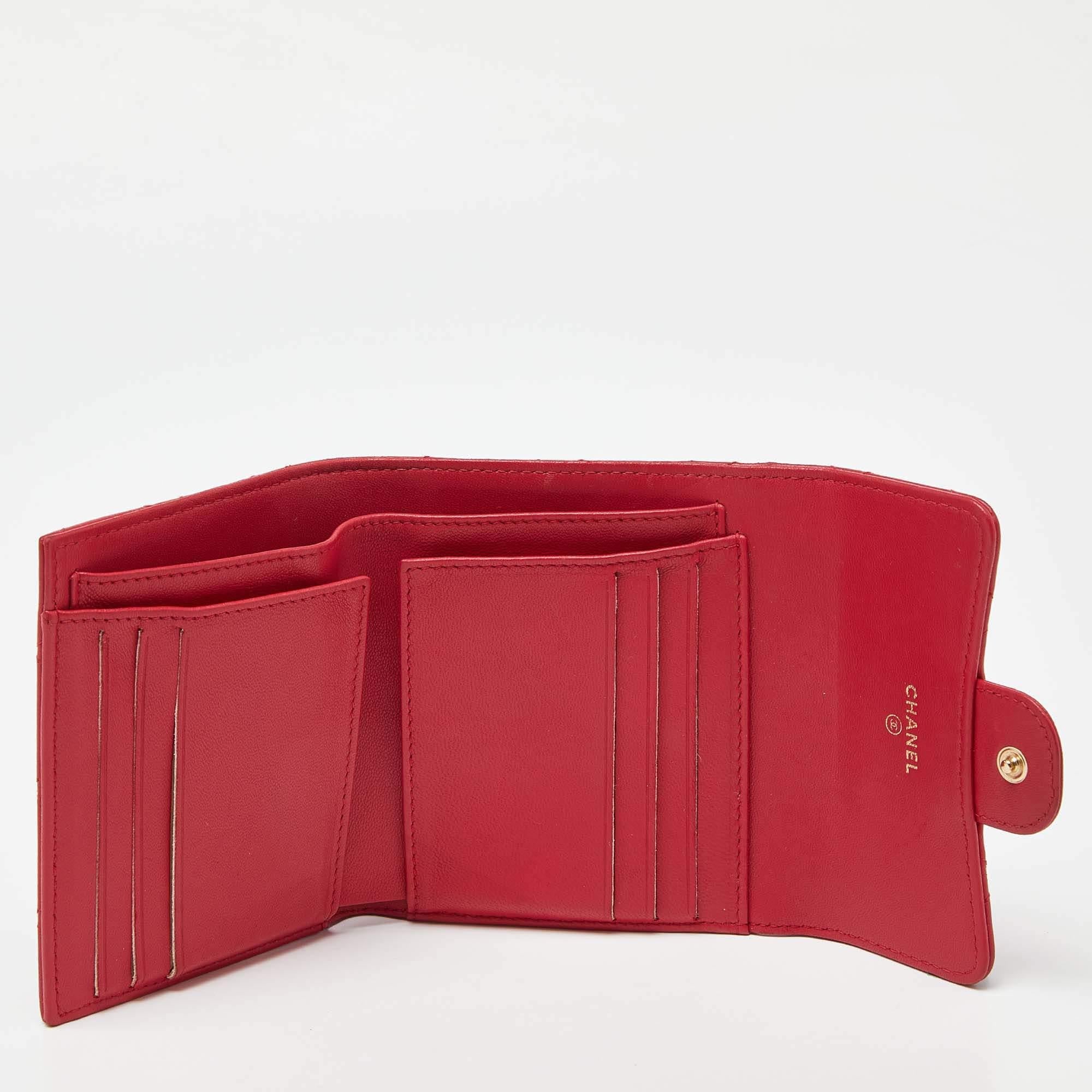 Chanel Red Quilted Leather Trifold CC Wallet In Good Condition In Dubai, Al Qouz 2