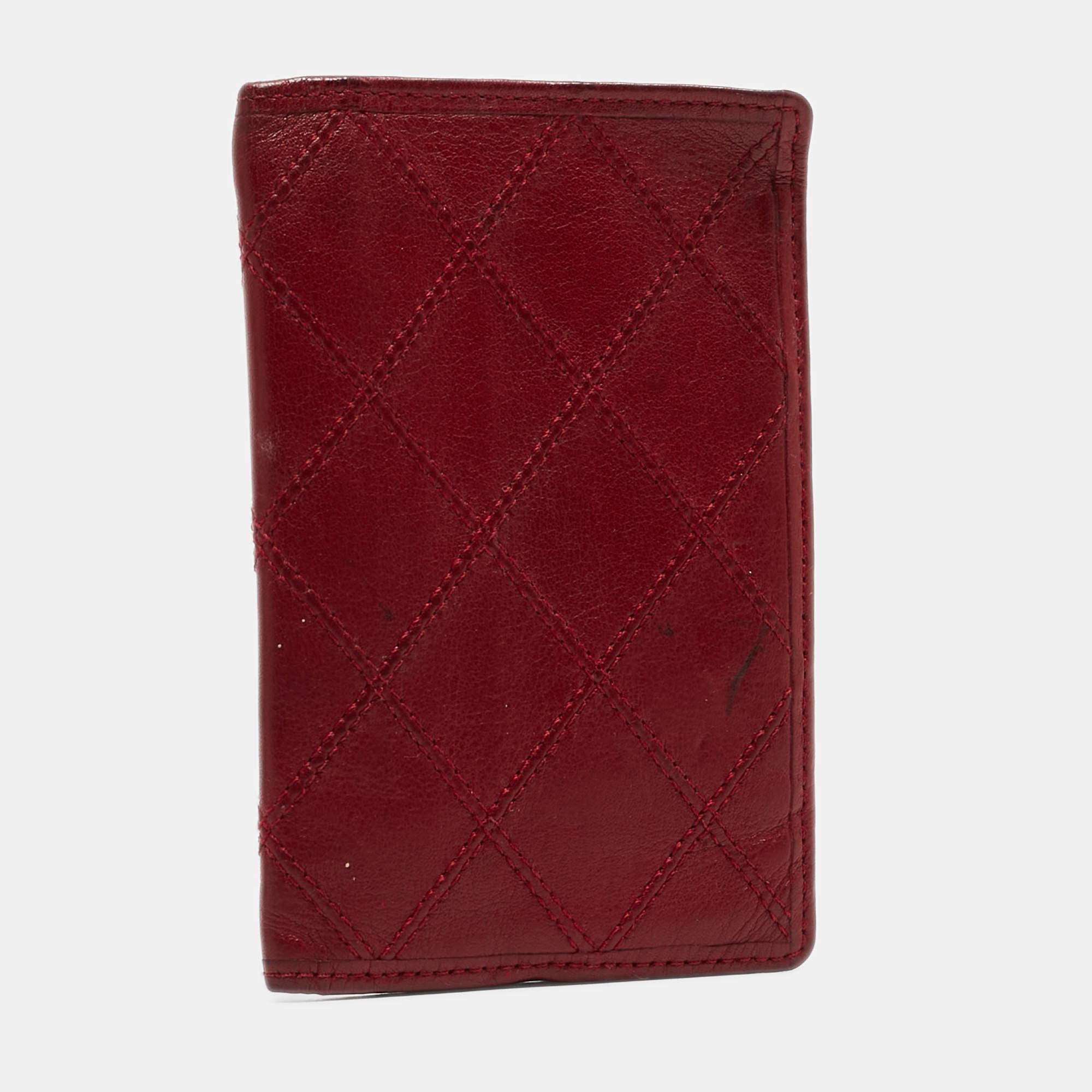 Chanel Red Quilted Leather Vintage Bifold Card Holder In Fair Condition For Sale In Dubai, Al Qouz 2