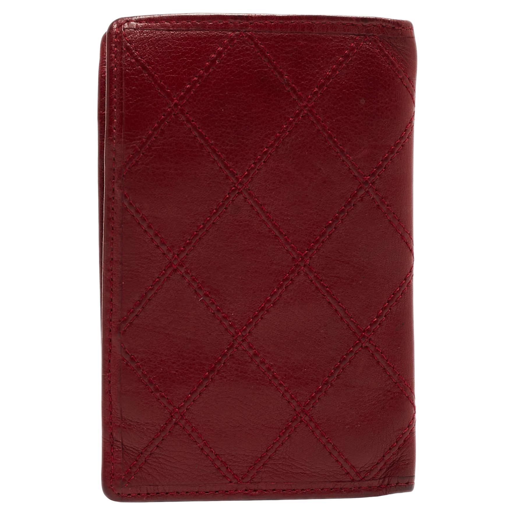 Chanel Roter gesteppter Vintage Bifold-Kartenhalter aus Leder im Angebot