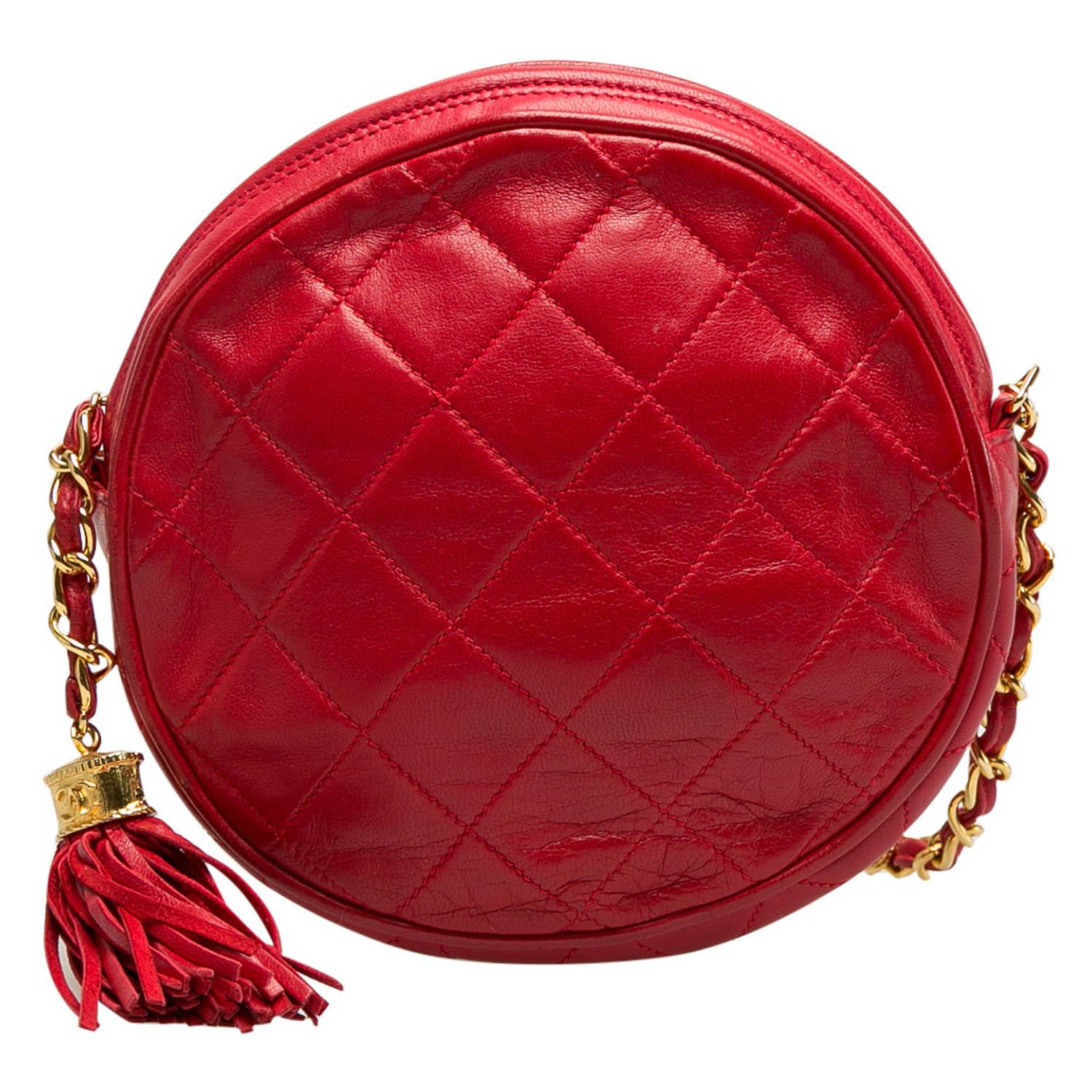 Chanel Red Quilted Leather Vintage Round Crossbody Bag In Good Condition In Dubai, Al Qouz 2