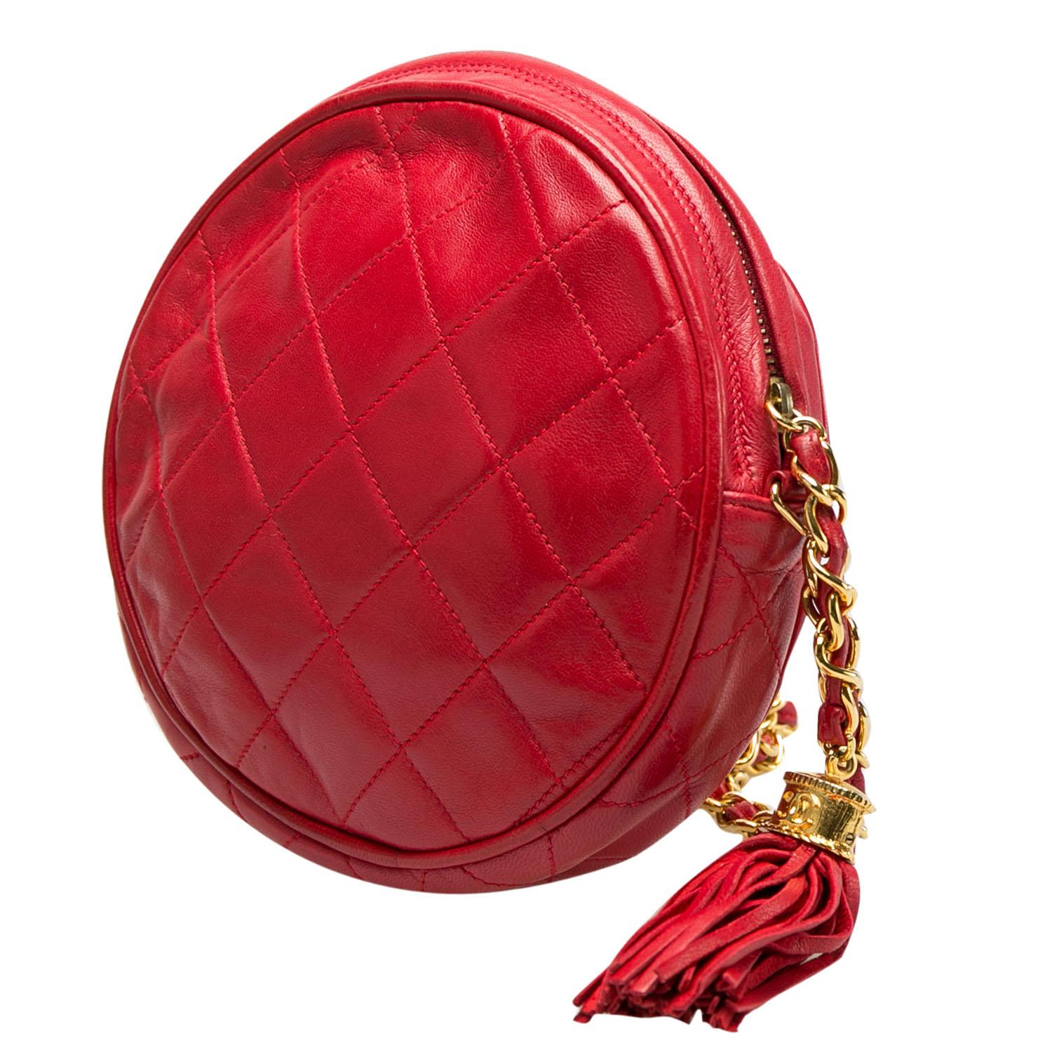Chanel Red Quilted Leather Vintage Round Crossbody Bag In Good Condition In Dubai, Al Qouz 2