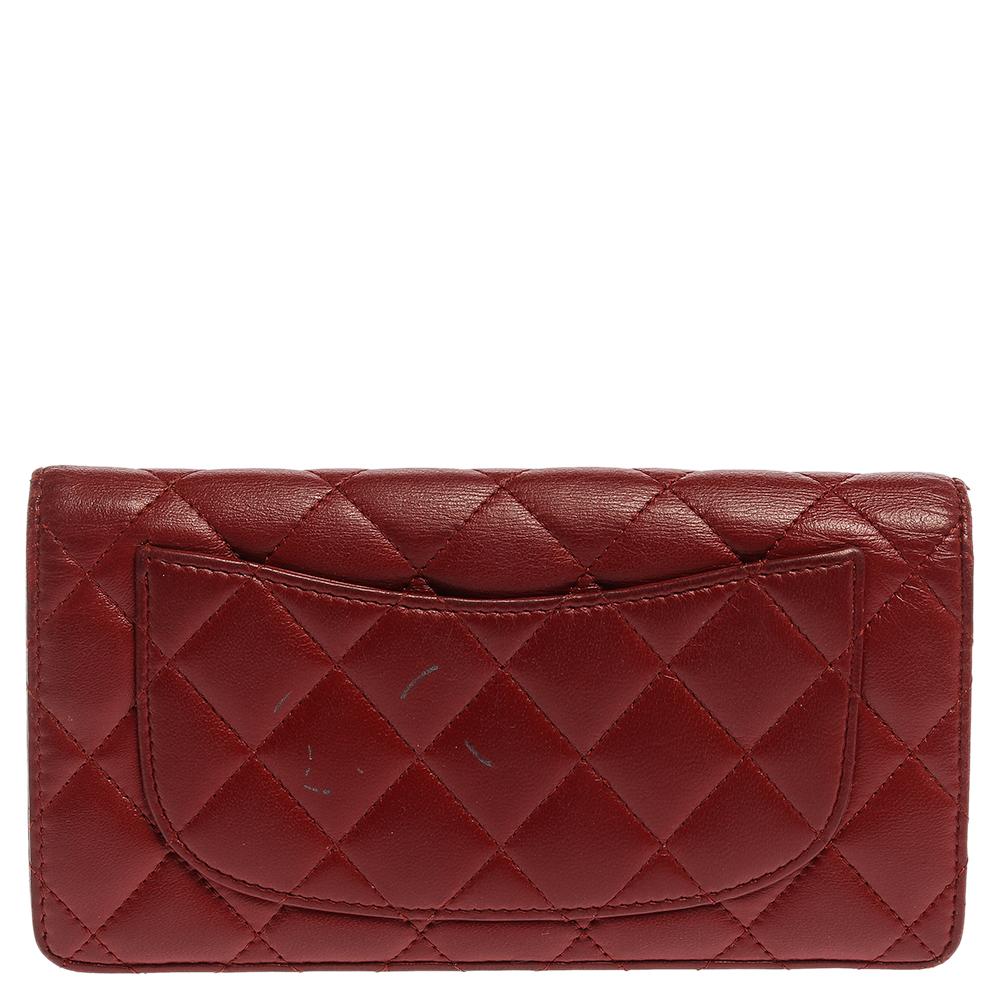 This Yen wallet from Chanel is a wonderful creation! This red wallet is crafted from leather and features the signature quilted pattern all over the exterior along with the CC logo to the front. The bi-fold piece opens to a leather and fabric