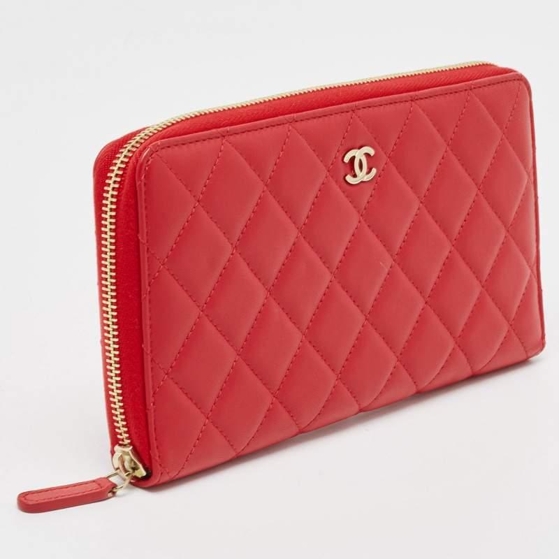 This Chanel wallet is an immaculate balance of sophistication and rational utility. It has been designed using prime quality materials and elevated by a sleek finish. The creation is equipped with ample space for your monetary essentials.

