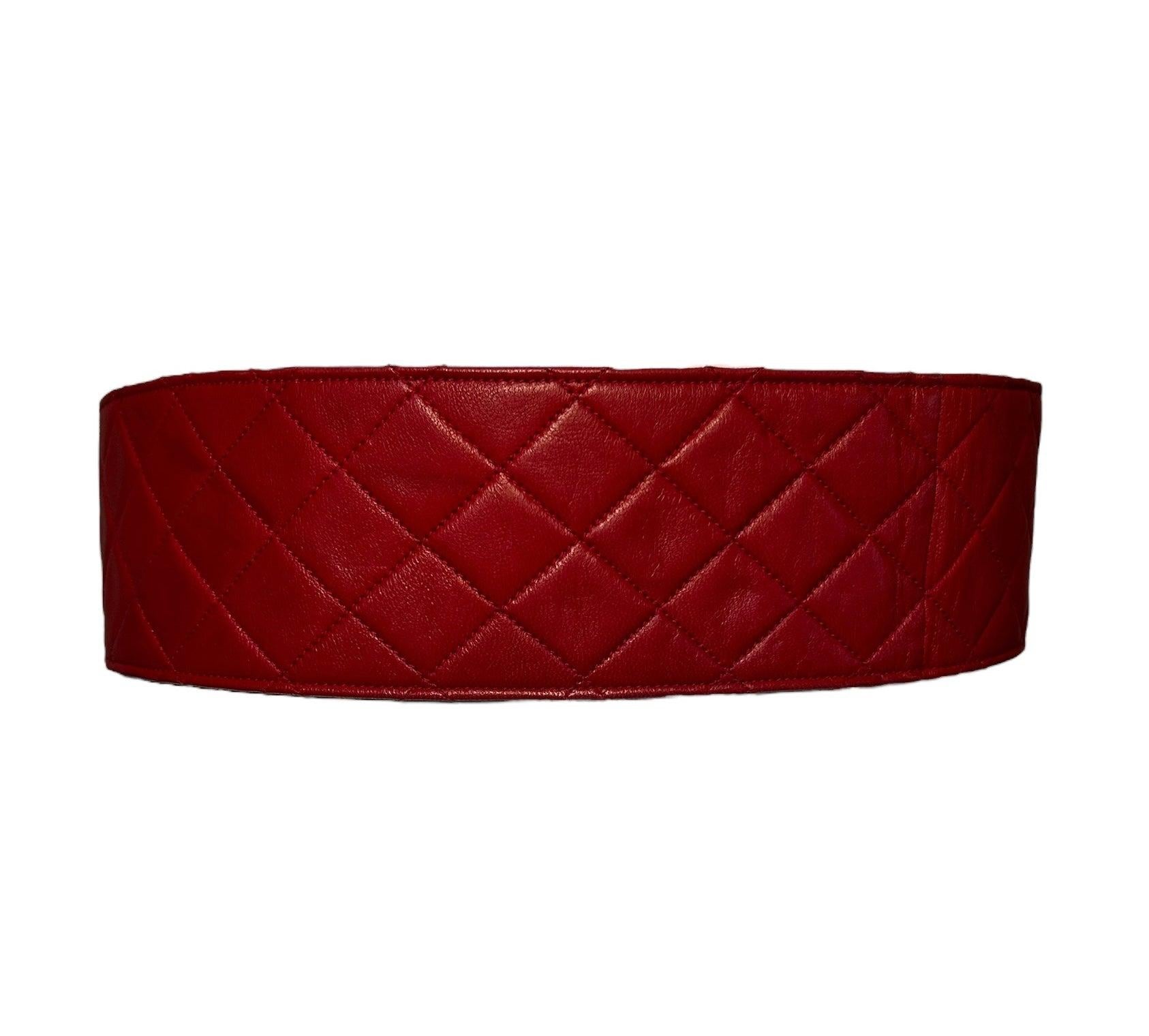 Dieser kultige Chanel-Gürtel aus den 1980er Jahren zeichnet sich durch sein breites rotes Design und die markante 