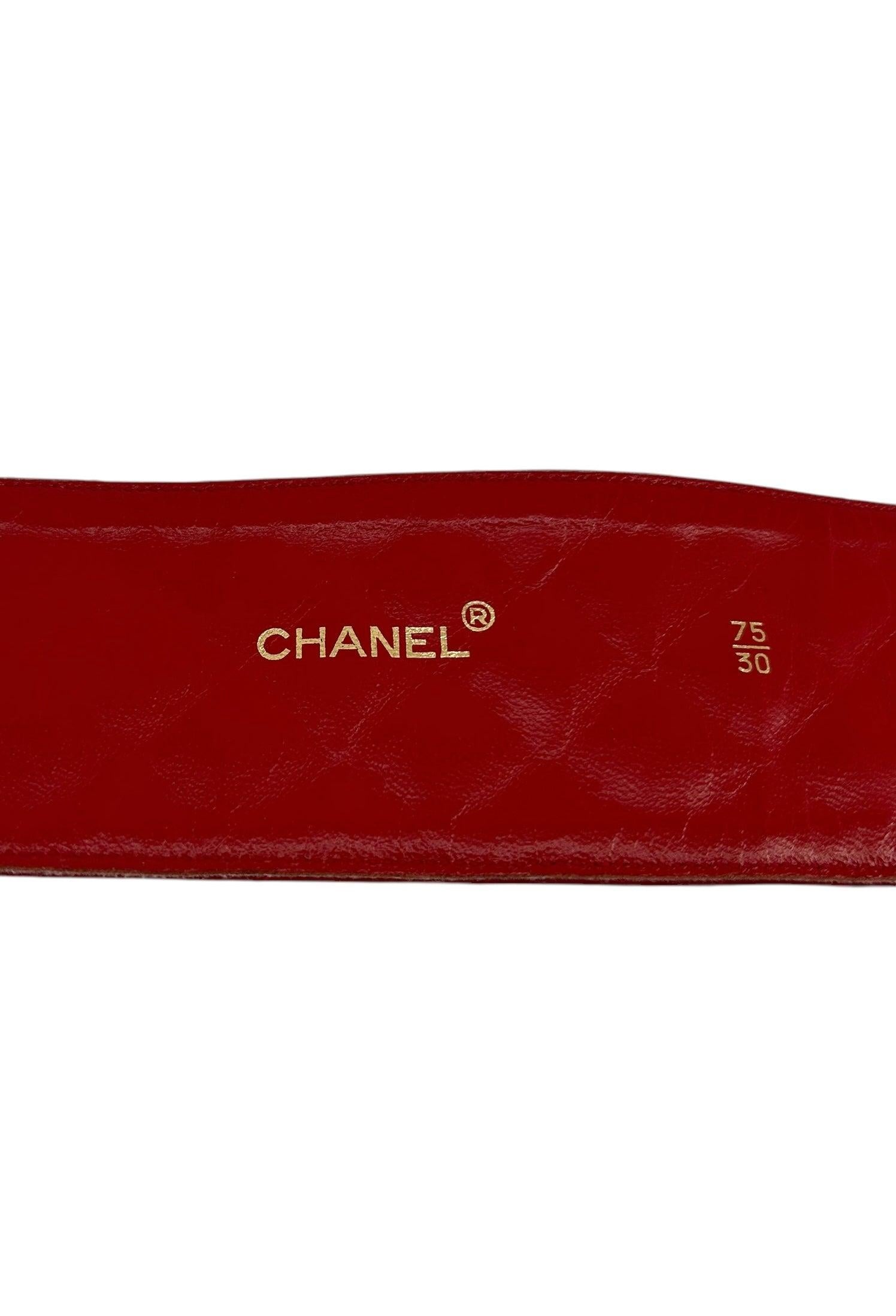 Chanel Roter gesteppter Gürtel mit Monogram-Schnalle, 1980er Jahre Damen im Angebot