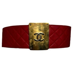 Chanel Roter gesteppter Gürtel mit Monogram-Schnalle, 1980er Jahre
