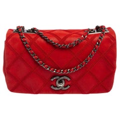 Chanel Rote gesteppte Nubukleder kleine Diamant Häkelnaht Klappe Tasche
