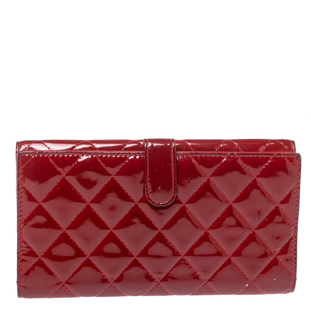 Crafted with precision from patent leather, and touched with subtle red shade, this Brilliant wallet from Chanel cannot get any luxurious than it already is! This wallet brings the classic CC logo in silver-tone on the flap leading to a