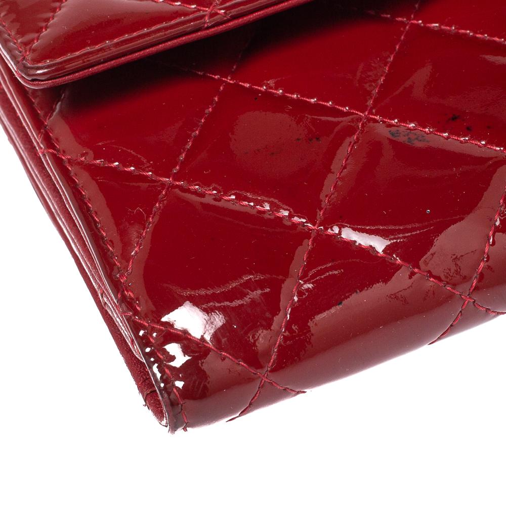 Chanel Red Quilted Patent Leather CC Brilliant Wallet In Good Condition In Dubai, Al Qouz 2