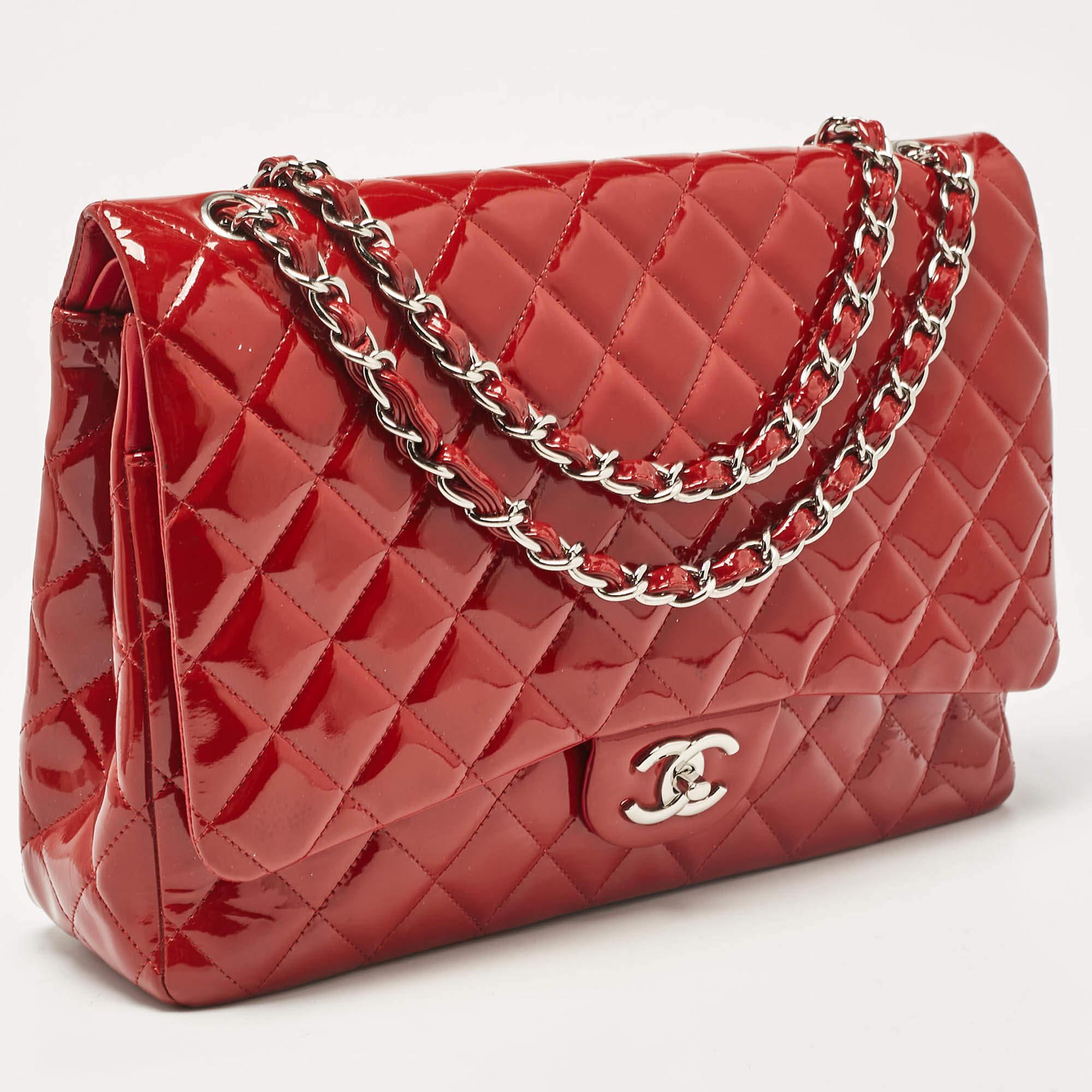 Chanel Red Quilted Patent Leather Maxi Classic Double Flap Bag In Good Condition For Sale In Dubai, Al Qouz 2
