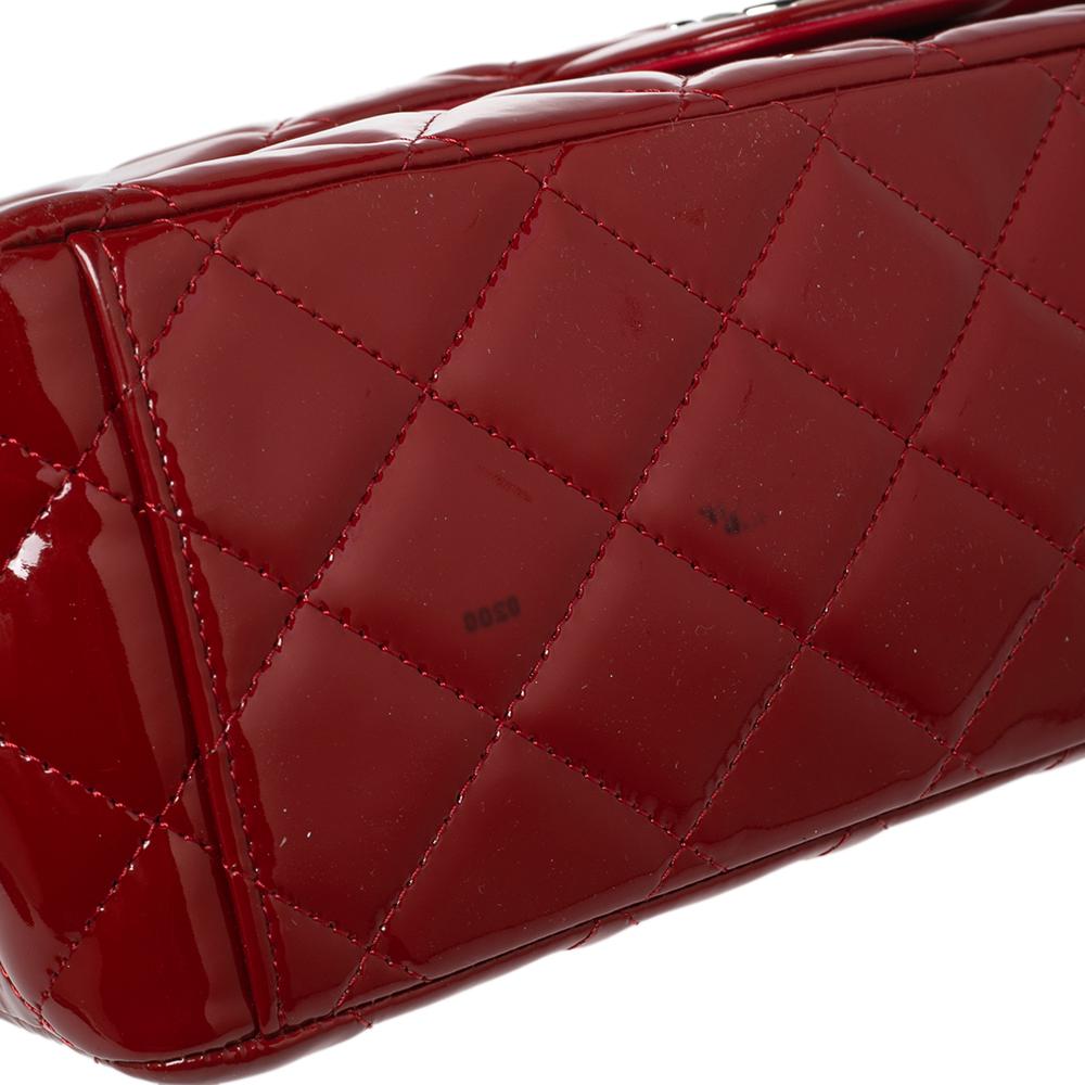 Borsa Chanel rossa trapuntata in vernice Maxi Classic Leather con doppia pattina 1