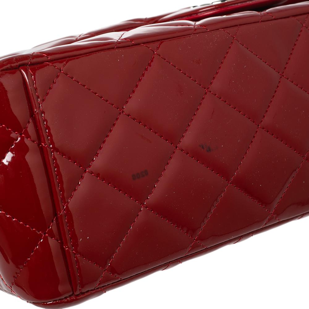 Chanel Red Quilted Patent Leather Maxi Classic Double Flap Bag In Good Condition In Dubai, Al Qouz 2