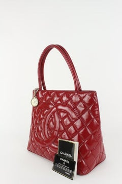 Chanel Red Quilted Patent Leather Medallion Zip Tote Bag 830cas17