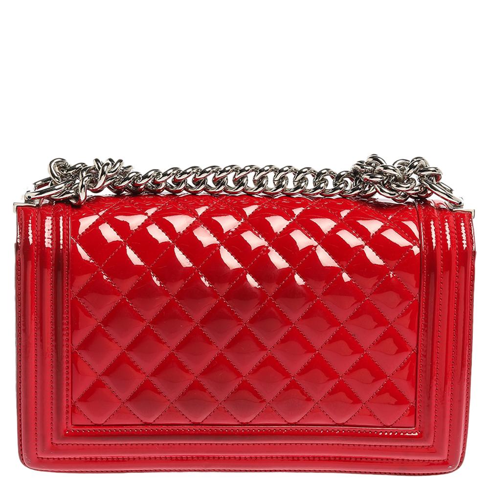 Every Chanel creation deserves to be etched with honor in the history of fashion as it carries an irreplaceable style. Like this stunner of a Boy Flap that has been exquisitely crafted from patent leather. It does not only bring a ravishing red