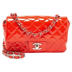 Chanel Rote gesteppte Lackleder-Mini Classic-Klappentasche