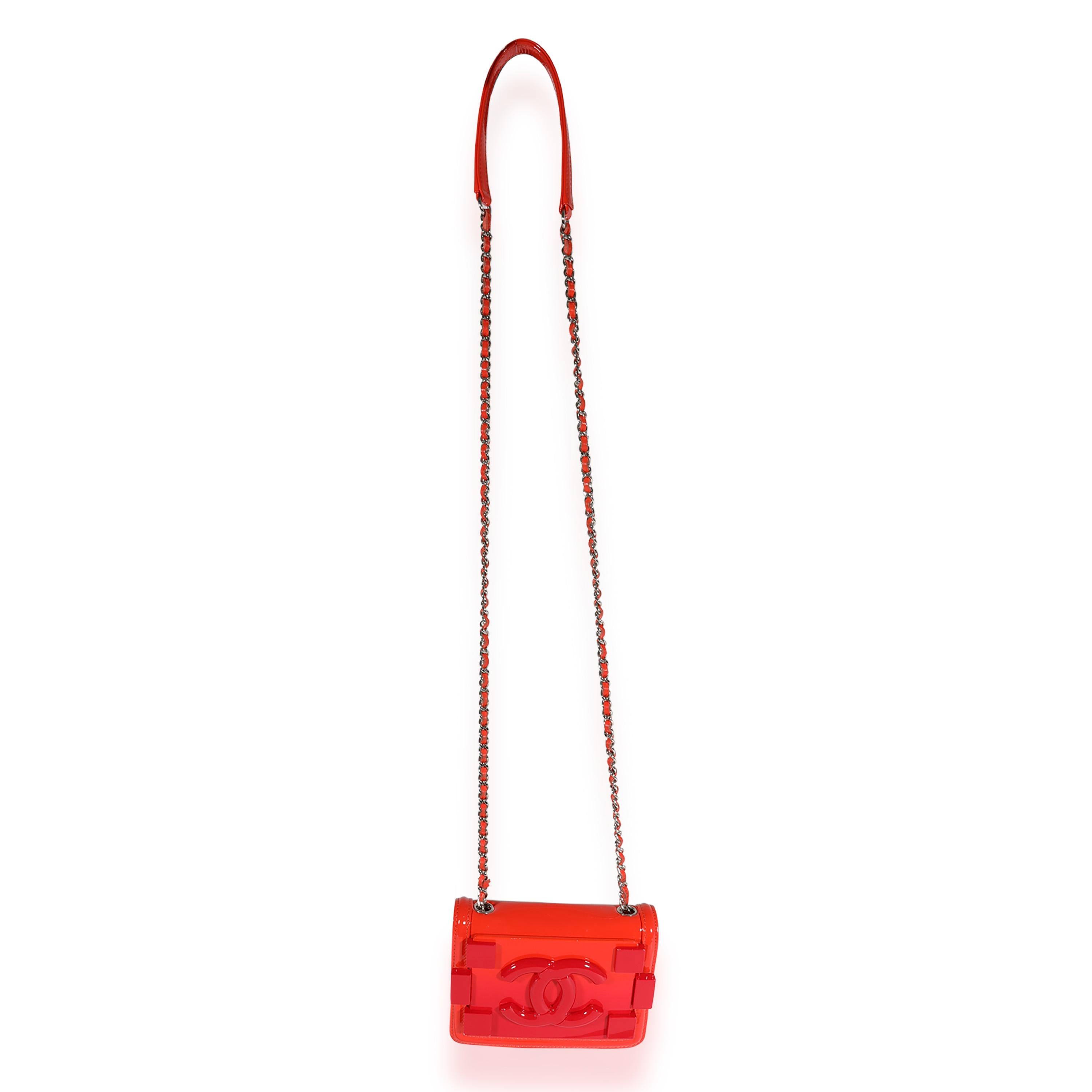 Auflistung Titel: Chanel Rote gesteppte Lackleder & Plexi Boy Brick Klappe Tasche
SKU: 121292
MSRP: 4300.00
Zustand: Gebraucht 
Handtasche Zustand: Gut
Bemerkungen zum Zustand: Guter Zustand. Abschürfungen und Verfärbungen an den Ecken und im