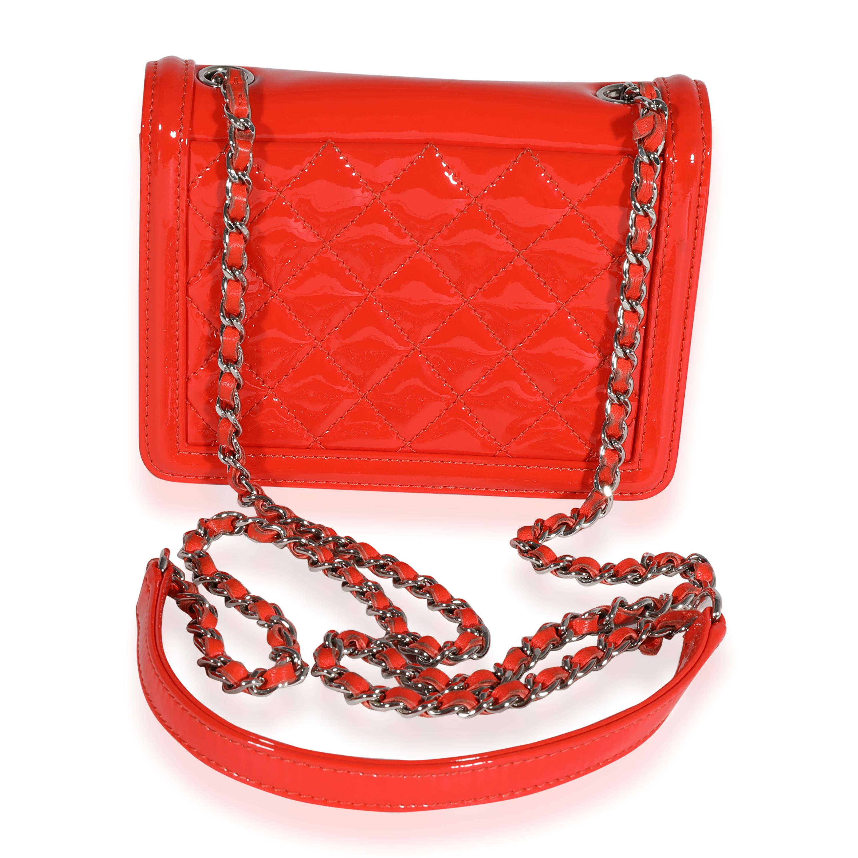 Chanel Rote gesteppte Boy Brick Flap Bag aus Lackleder & Plexiglas im Zustand „Gut“ im Angebot in New York, NY