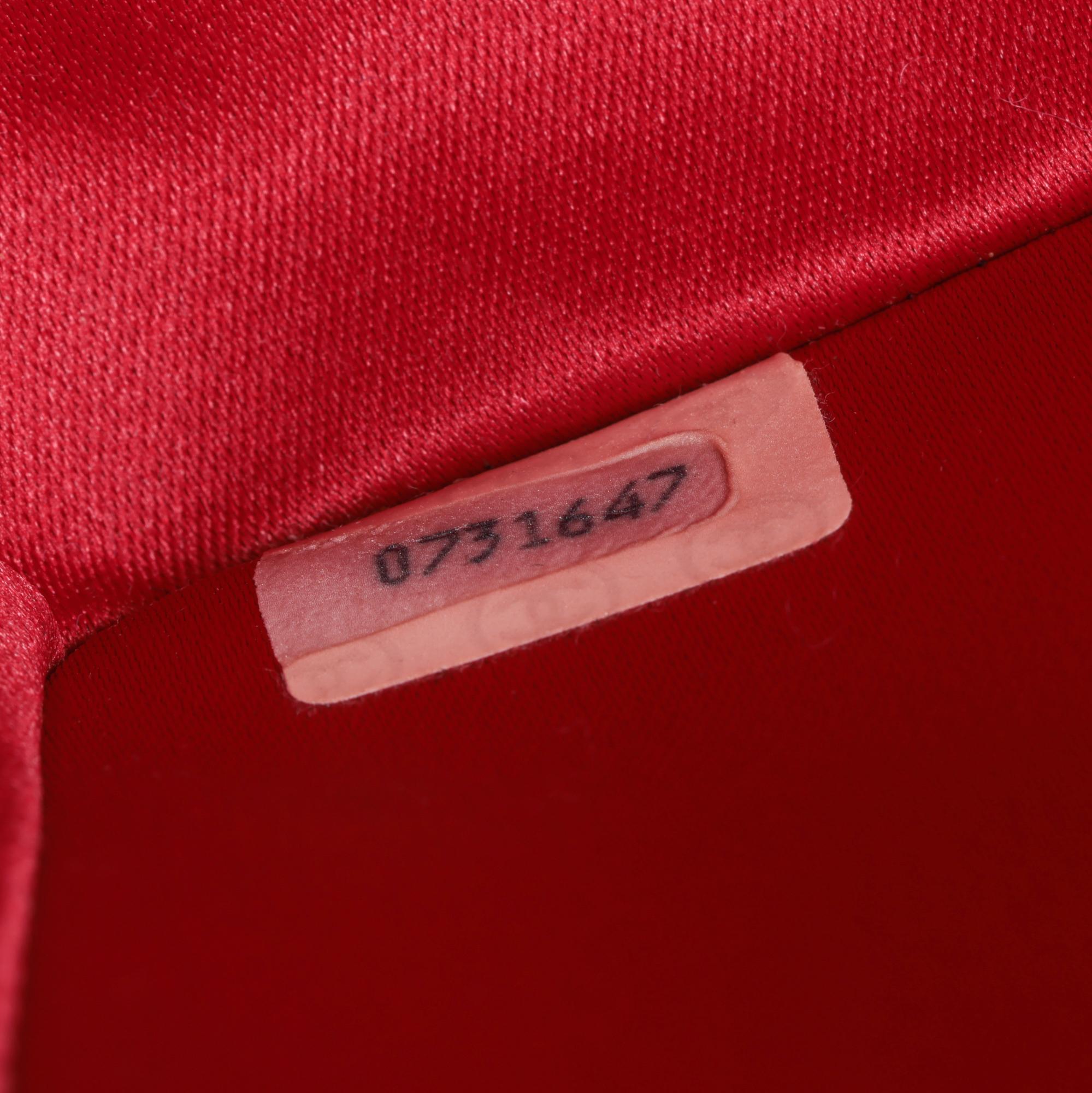 CHANEL Mini bolso acolchado de satén rojo Vintage XL rectangular con solapa en venta 6